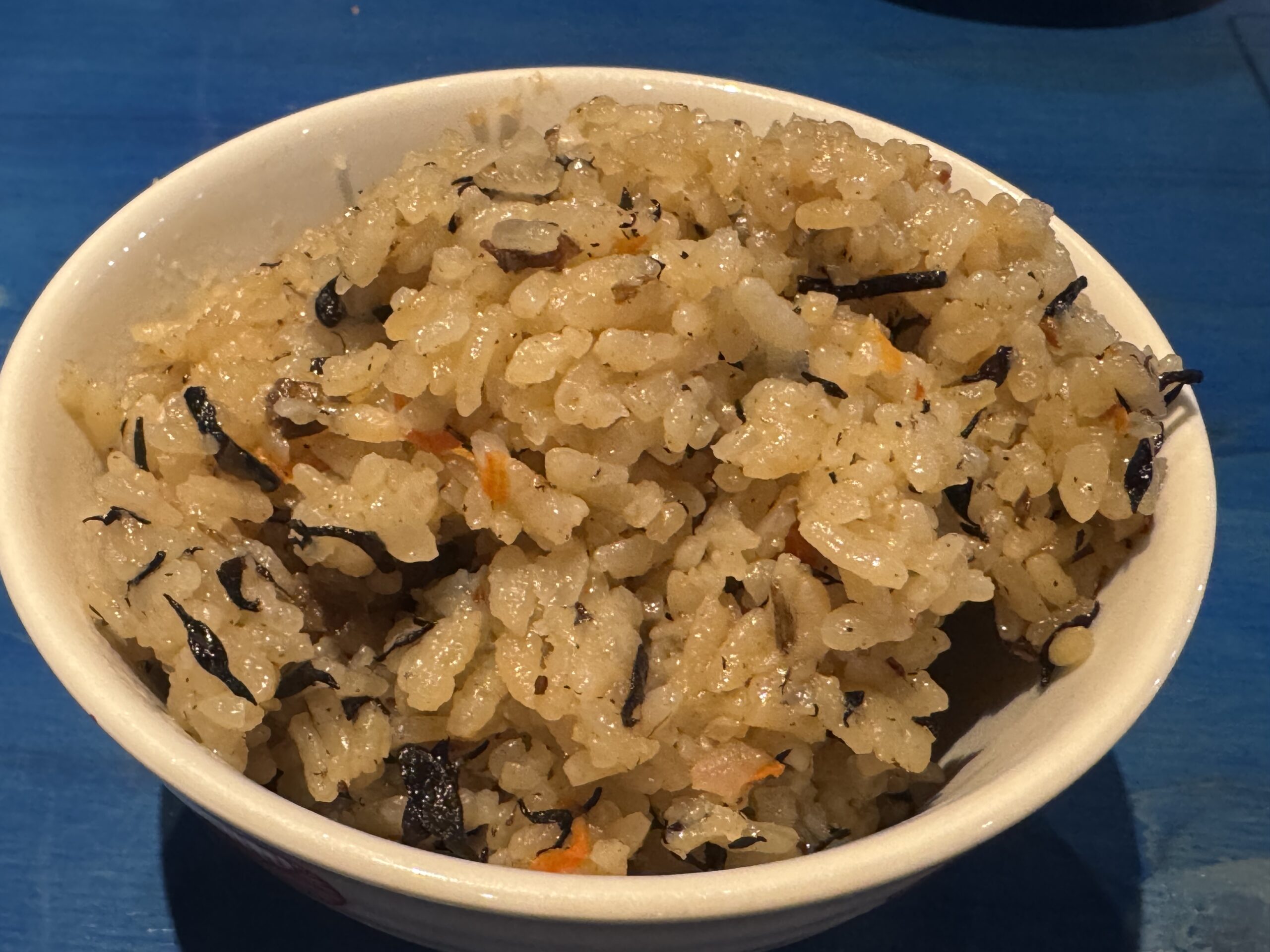 ひじき入り炊き込みご飯の茶碗