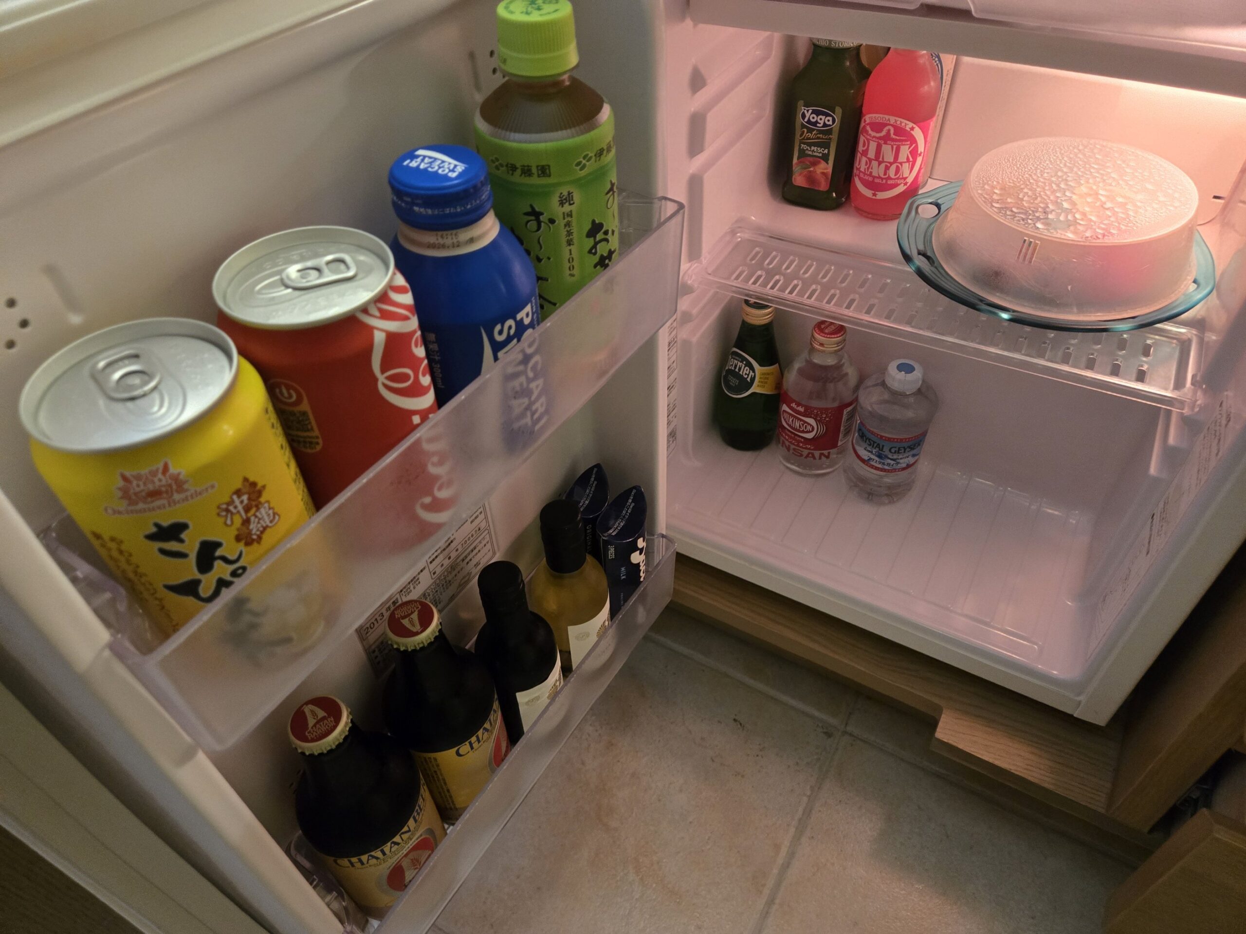 ミニバーの飲み物とビール瓶