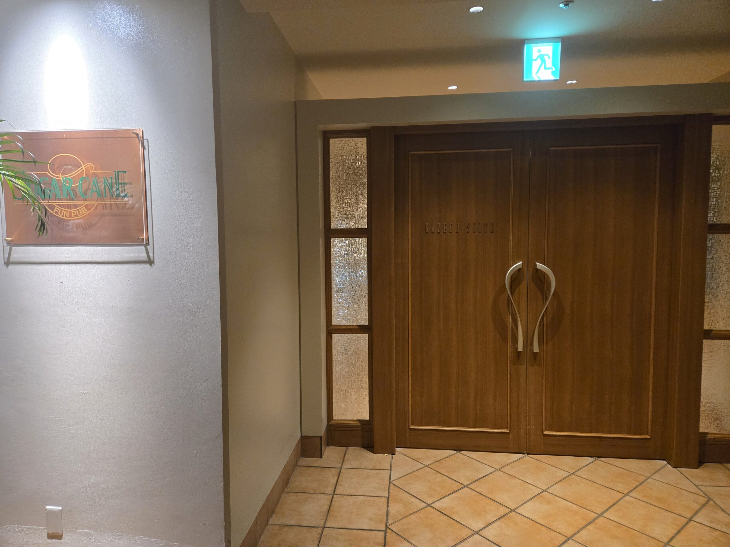 ガゼボスイートのエントランスとドア