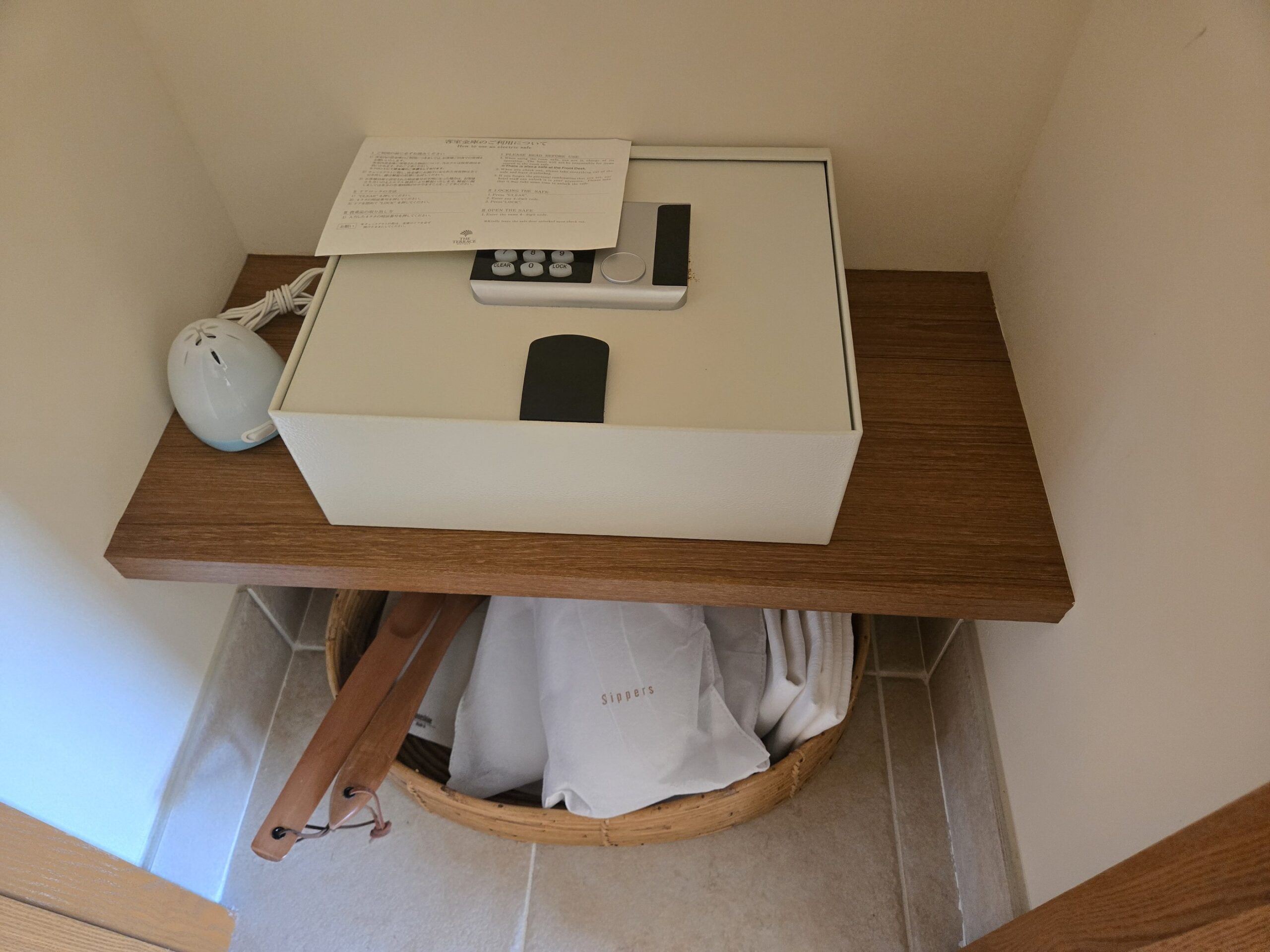 ホテルの部屋の収納棚とセーフティボックス