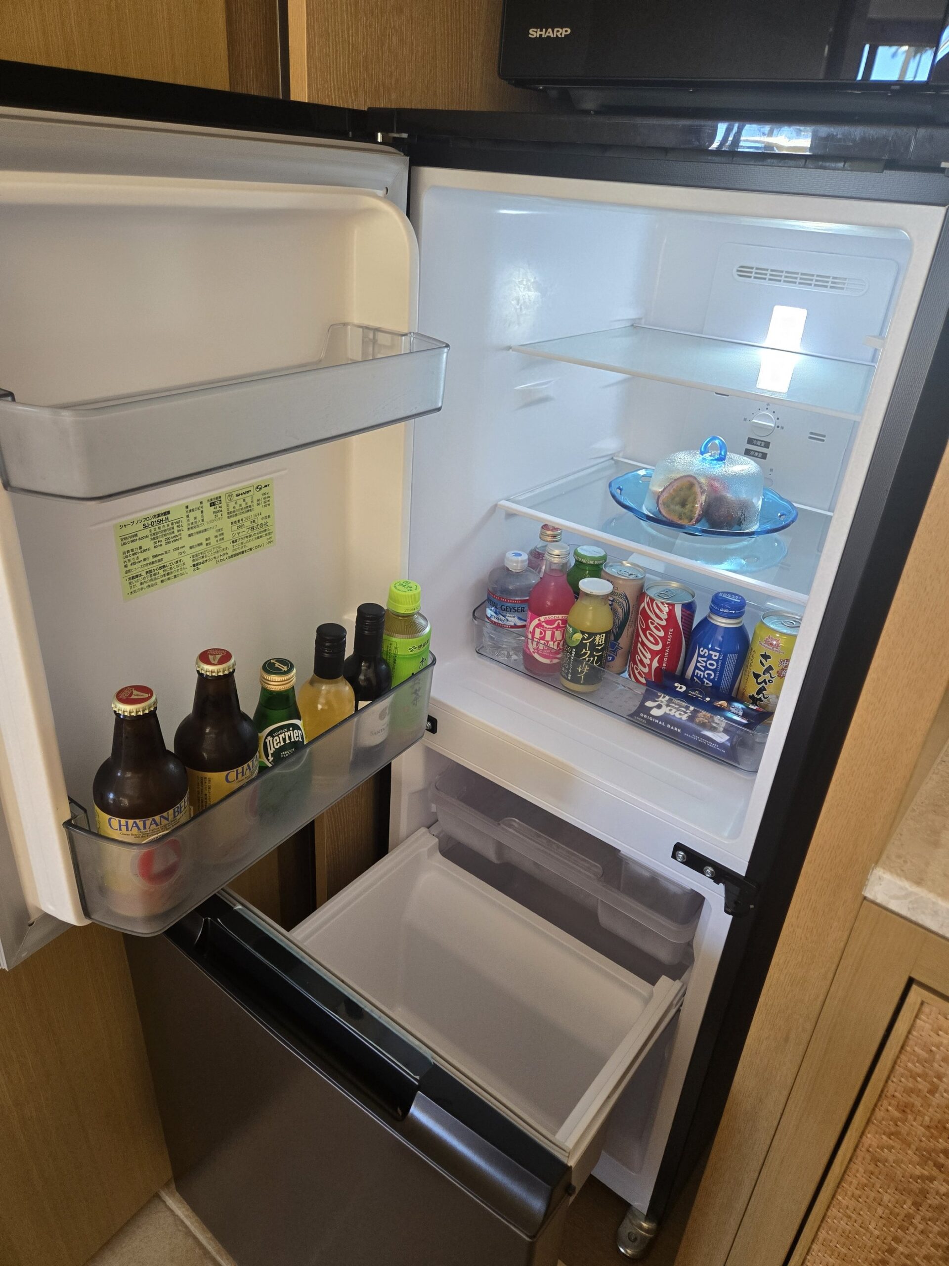 ホテルの冷蔵庫に飲み物とスナック