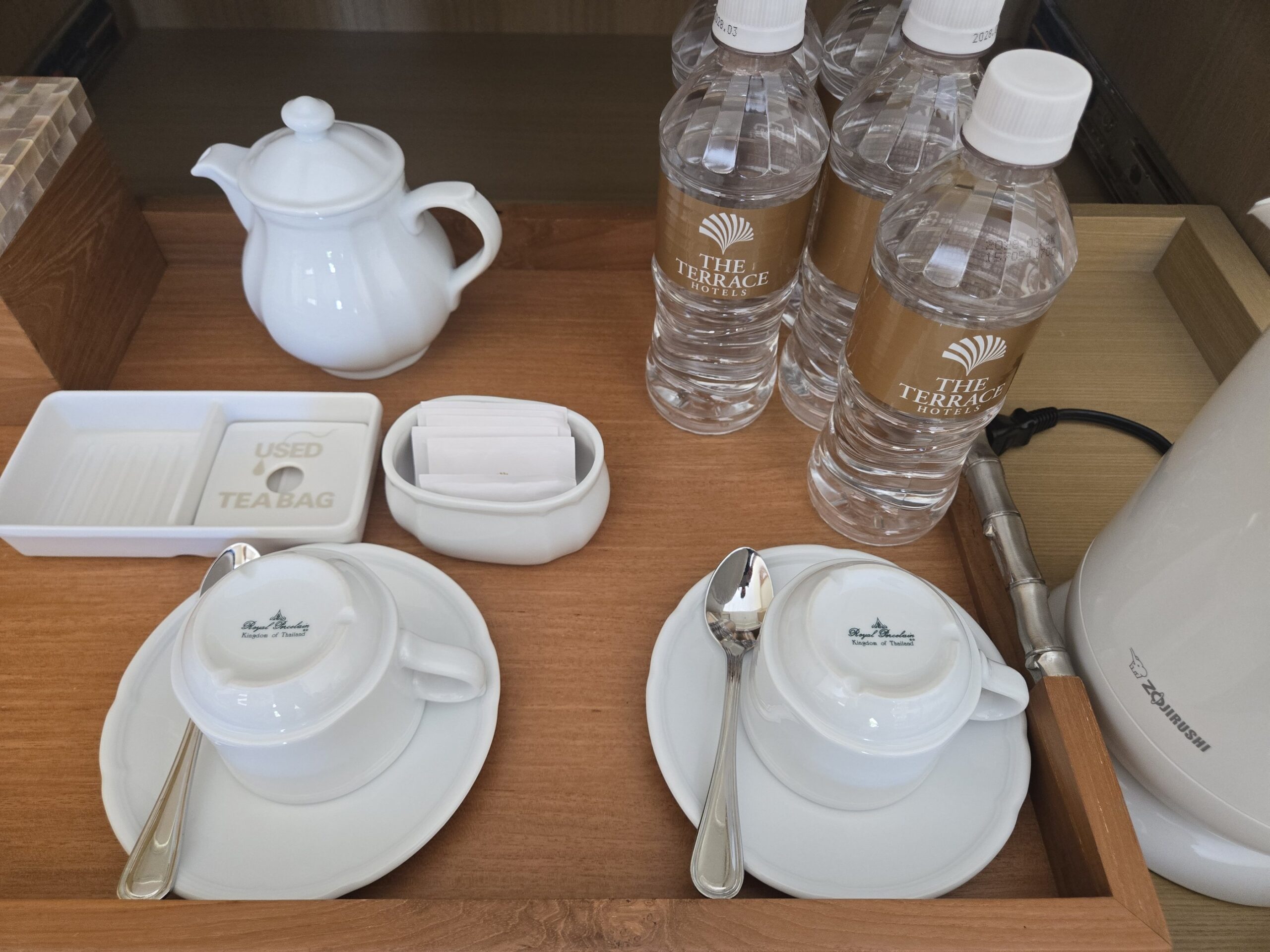 ペットボトル水とティーカップ