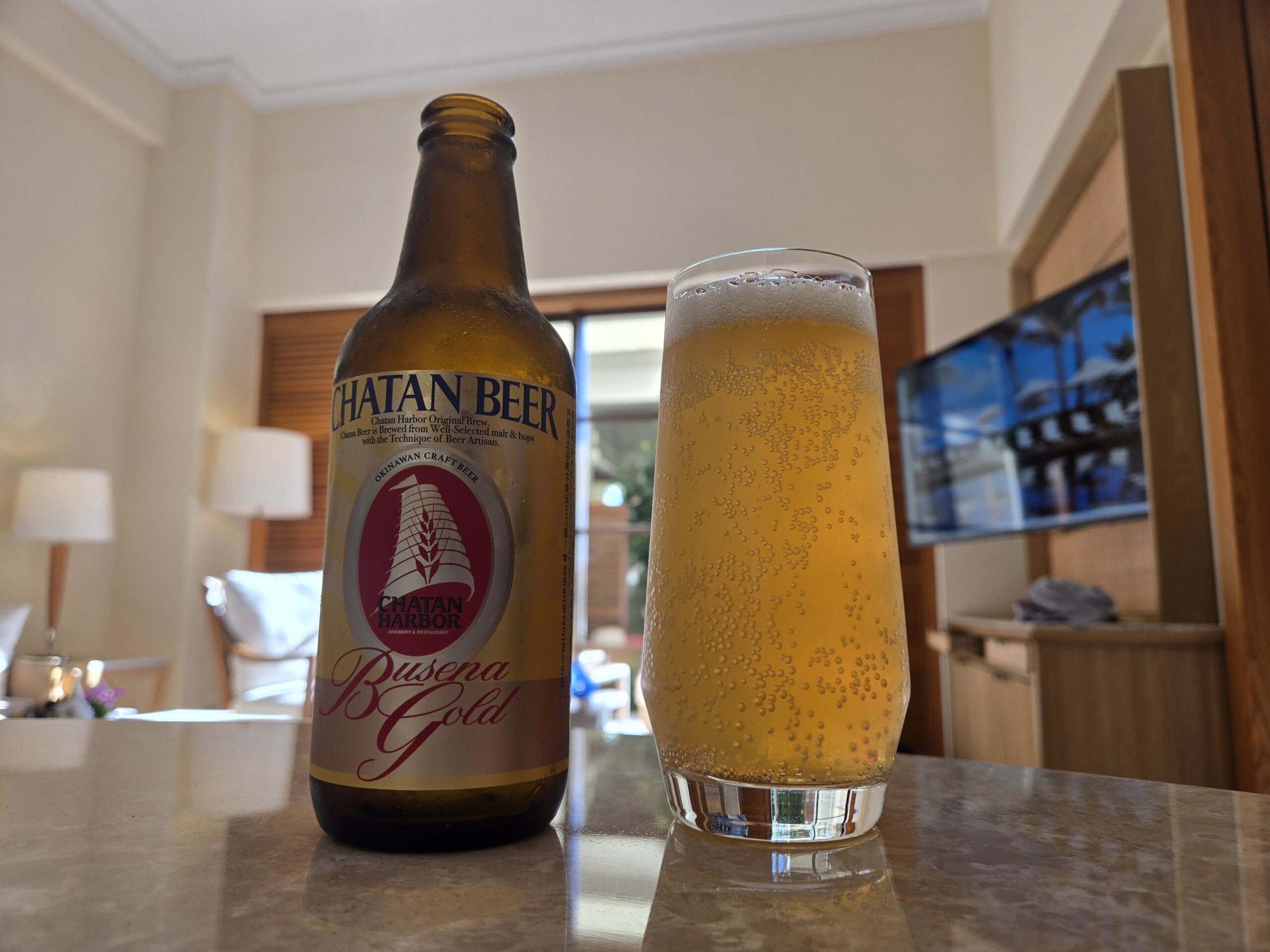 ガゼボスイートのリビングでビールボトルとグラス
