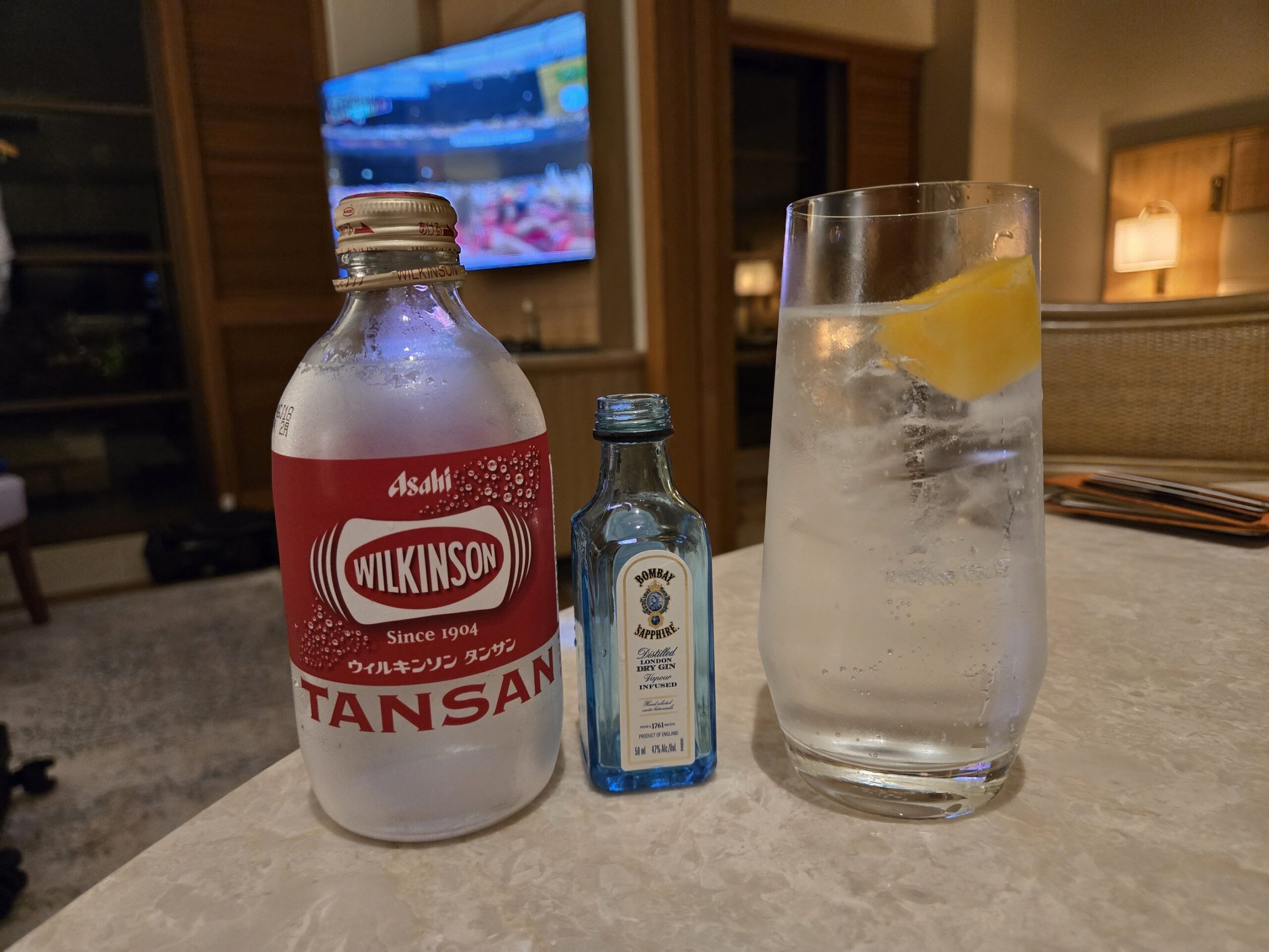 炭酸水とジントニックが置かれたテーブル