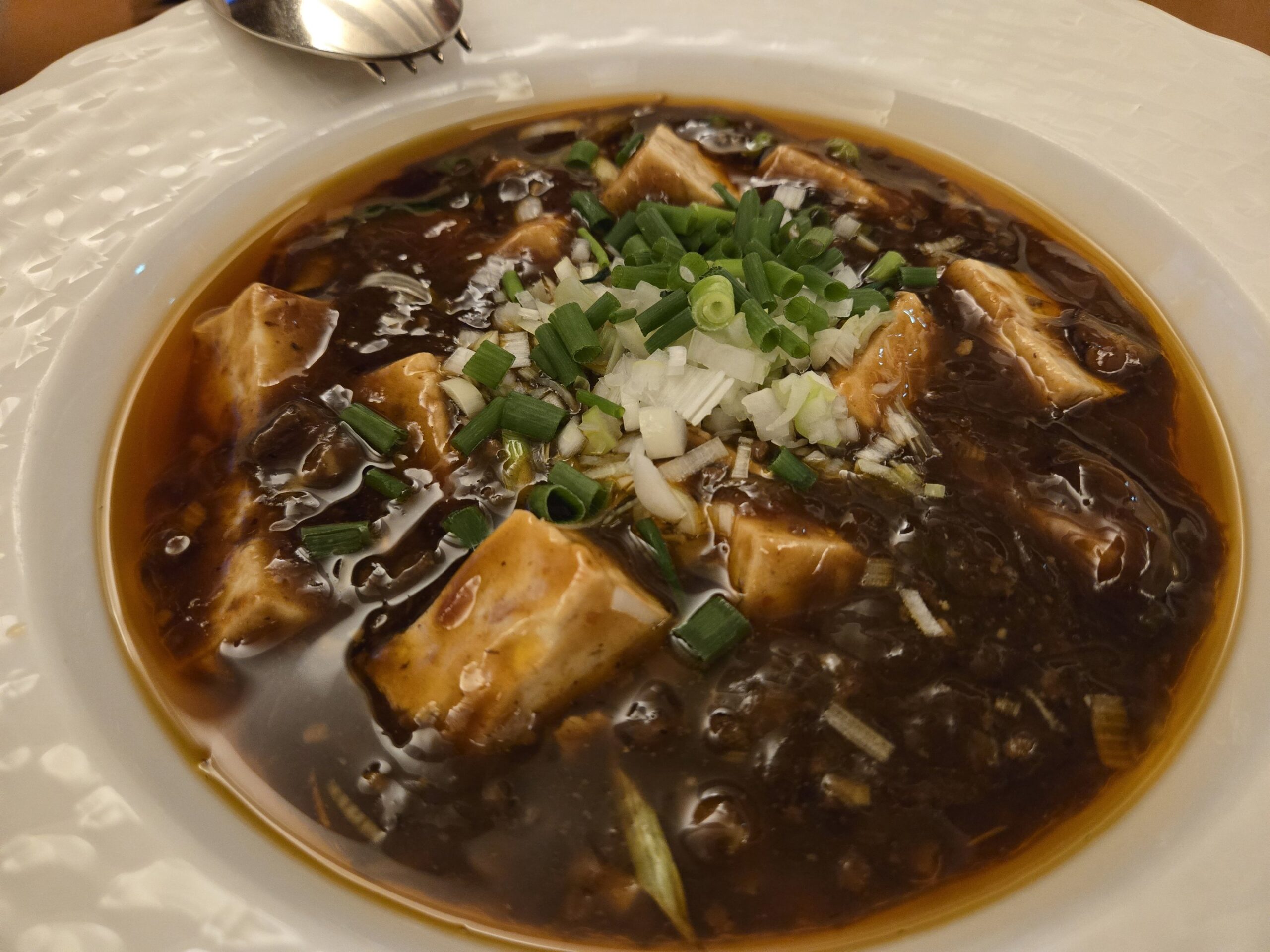 麻婆豆腐、香ばしい香り、ネギのトッピング