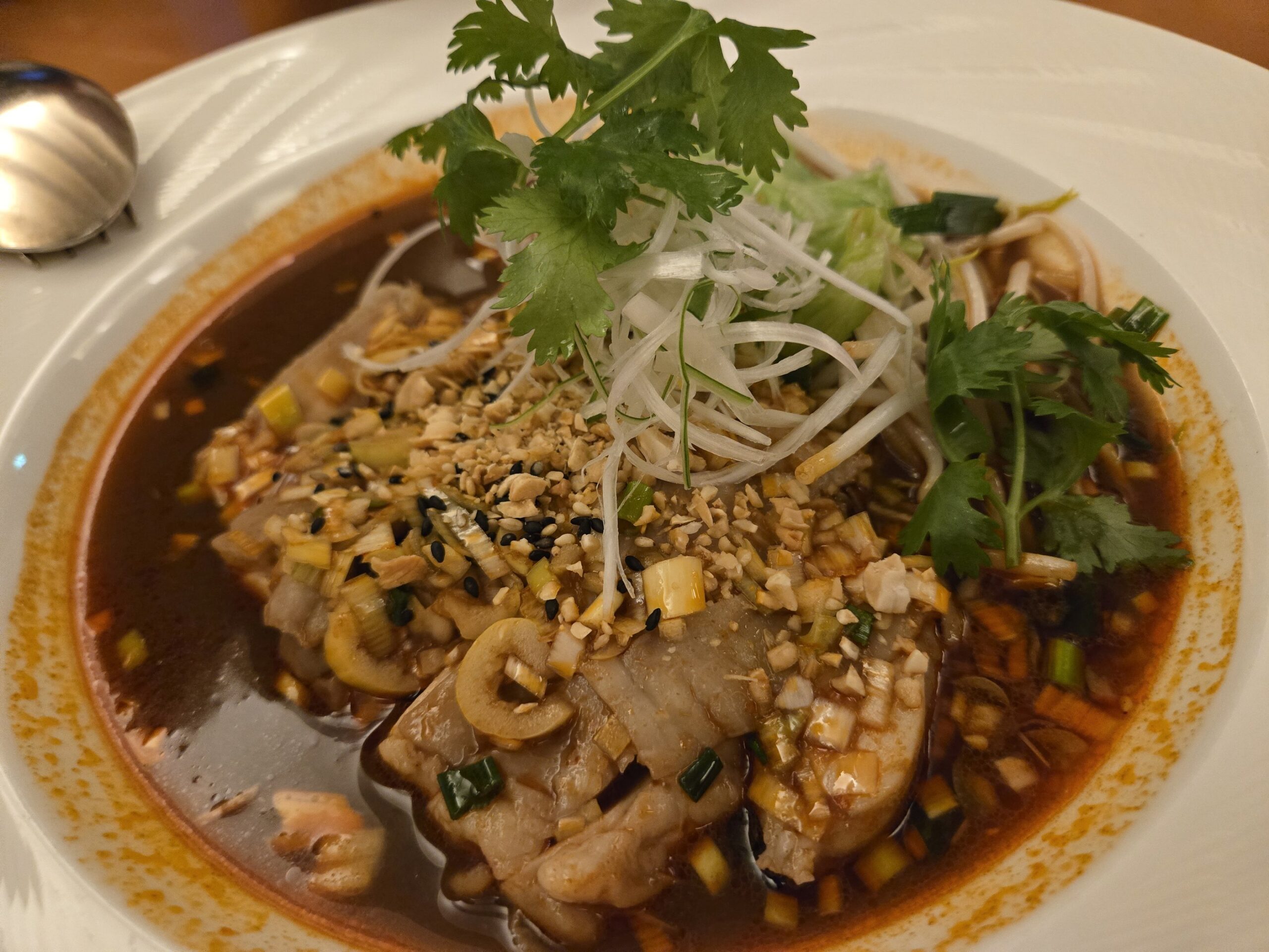 辛味スープの魚料理と香草