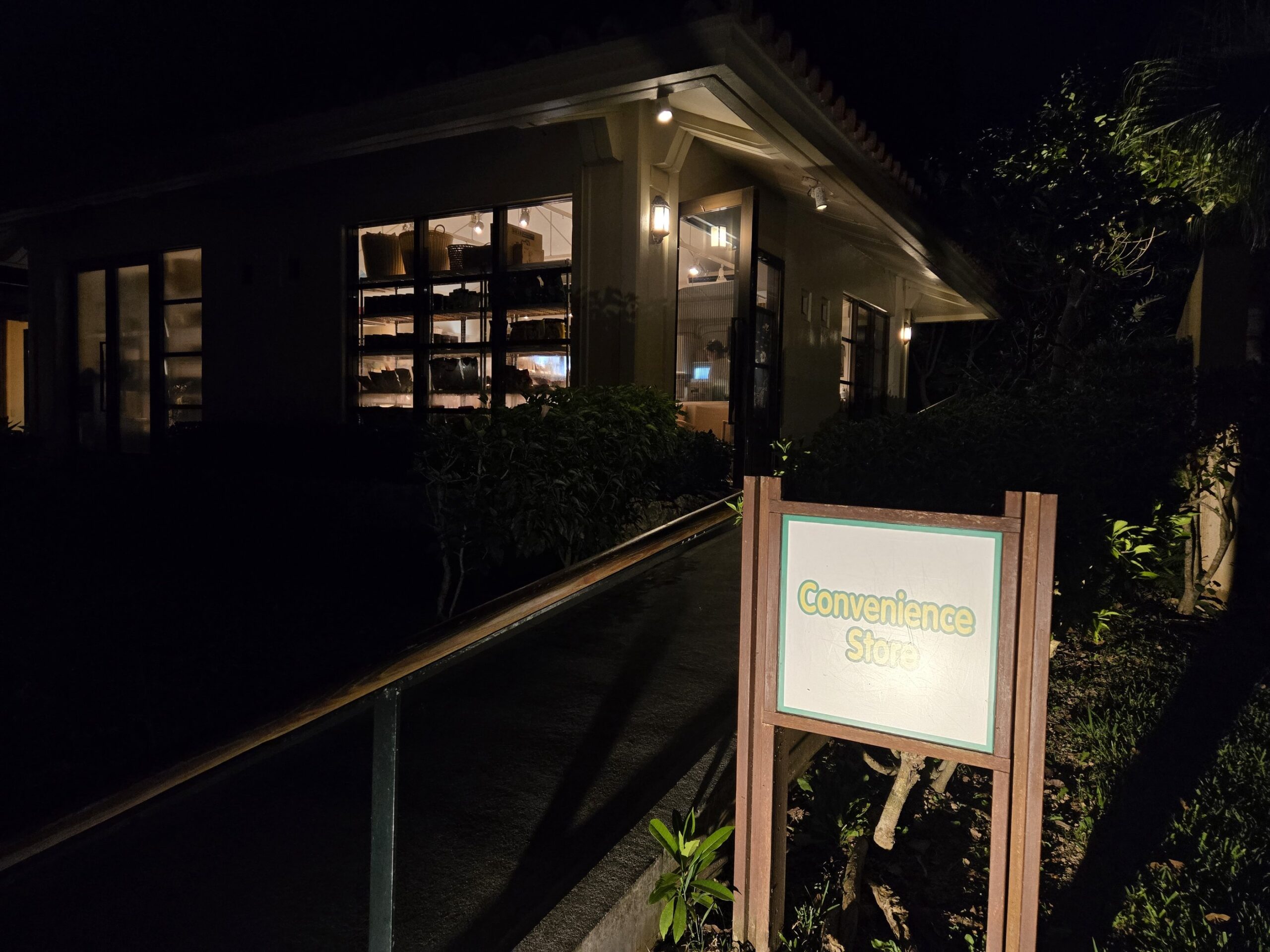 夜のコンビニエンスストアの外観