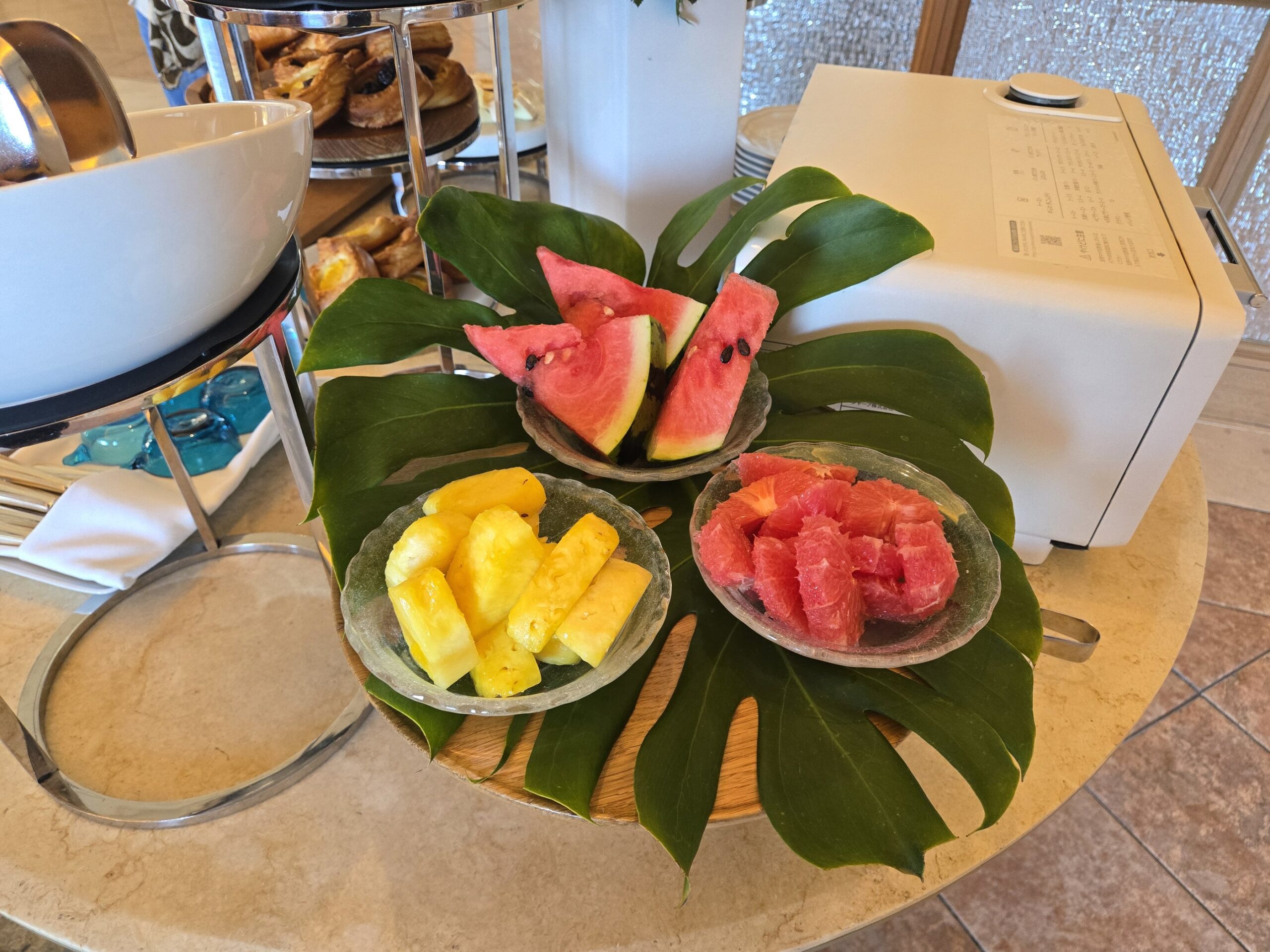 ホテル朝食のパンとジャム