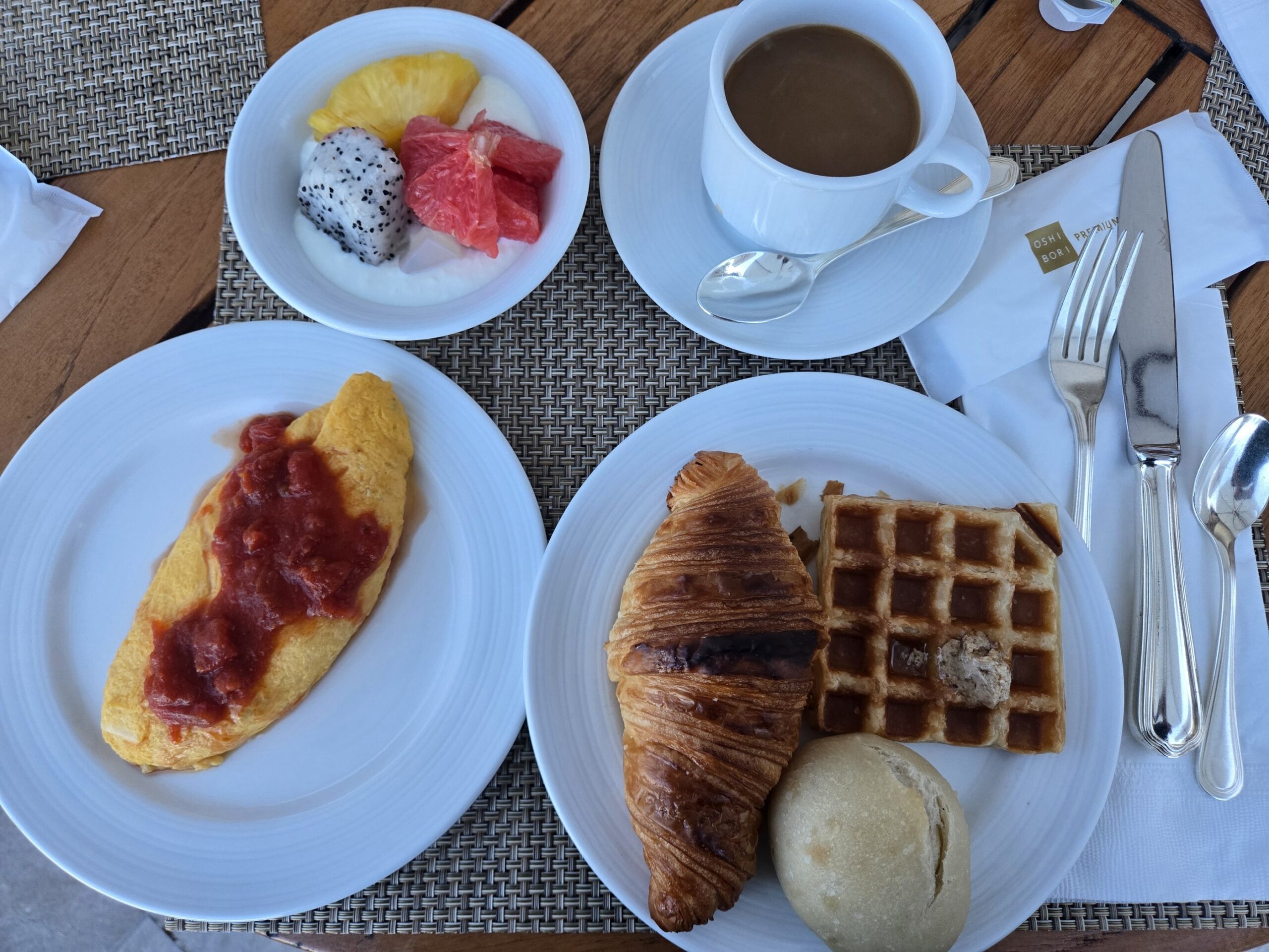 朝食メニュー、クロワッサン、オムレツ、フルーツ、コーヒー
