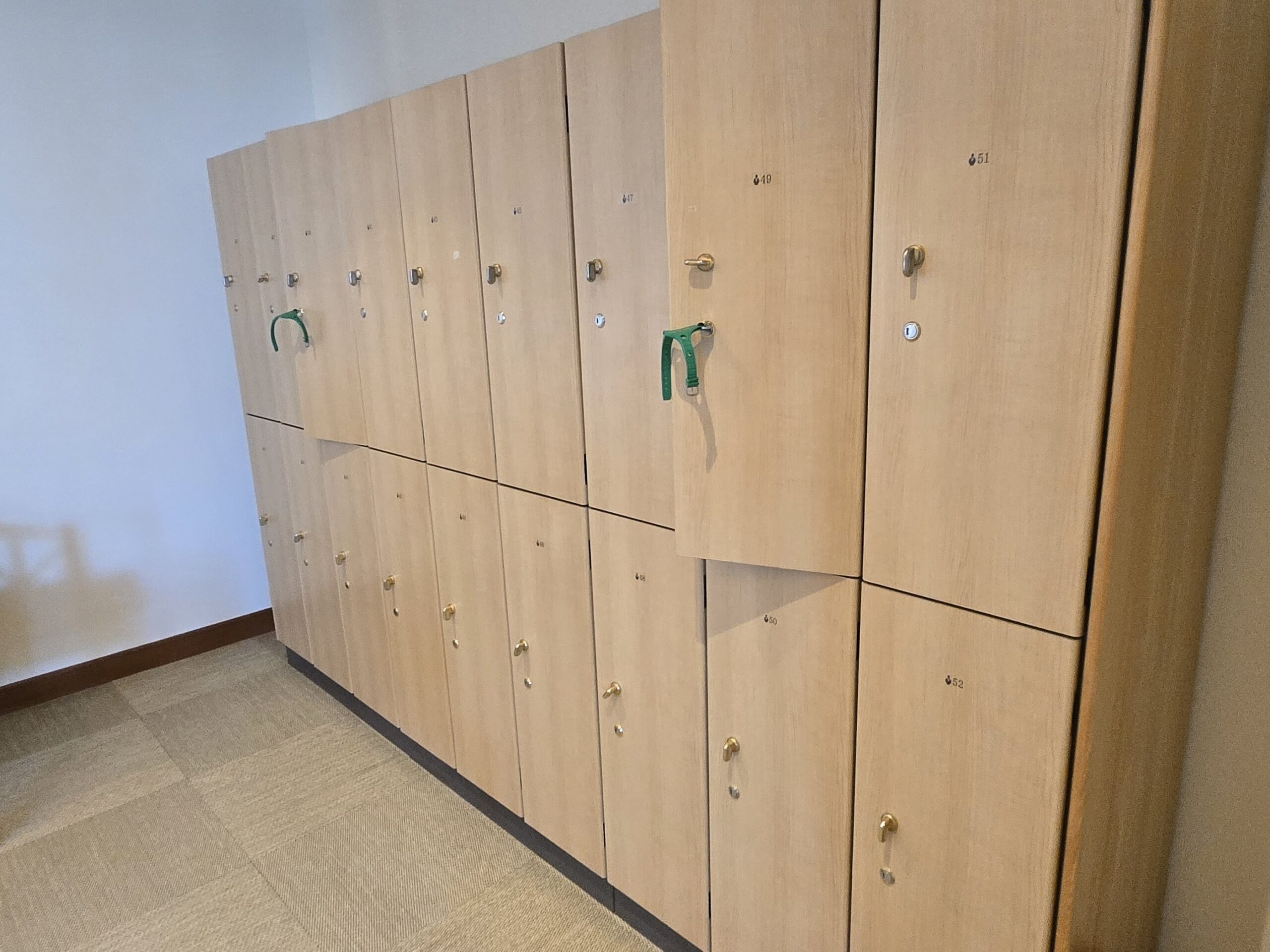 木製ロッカーの並ぶ室内風景