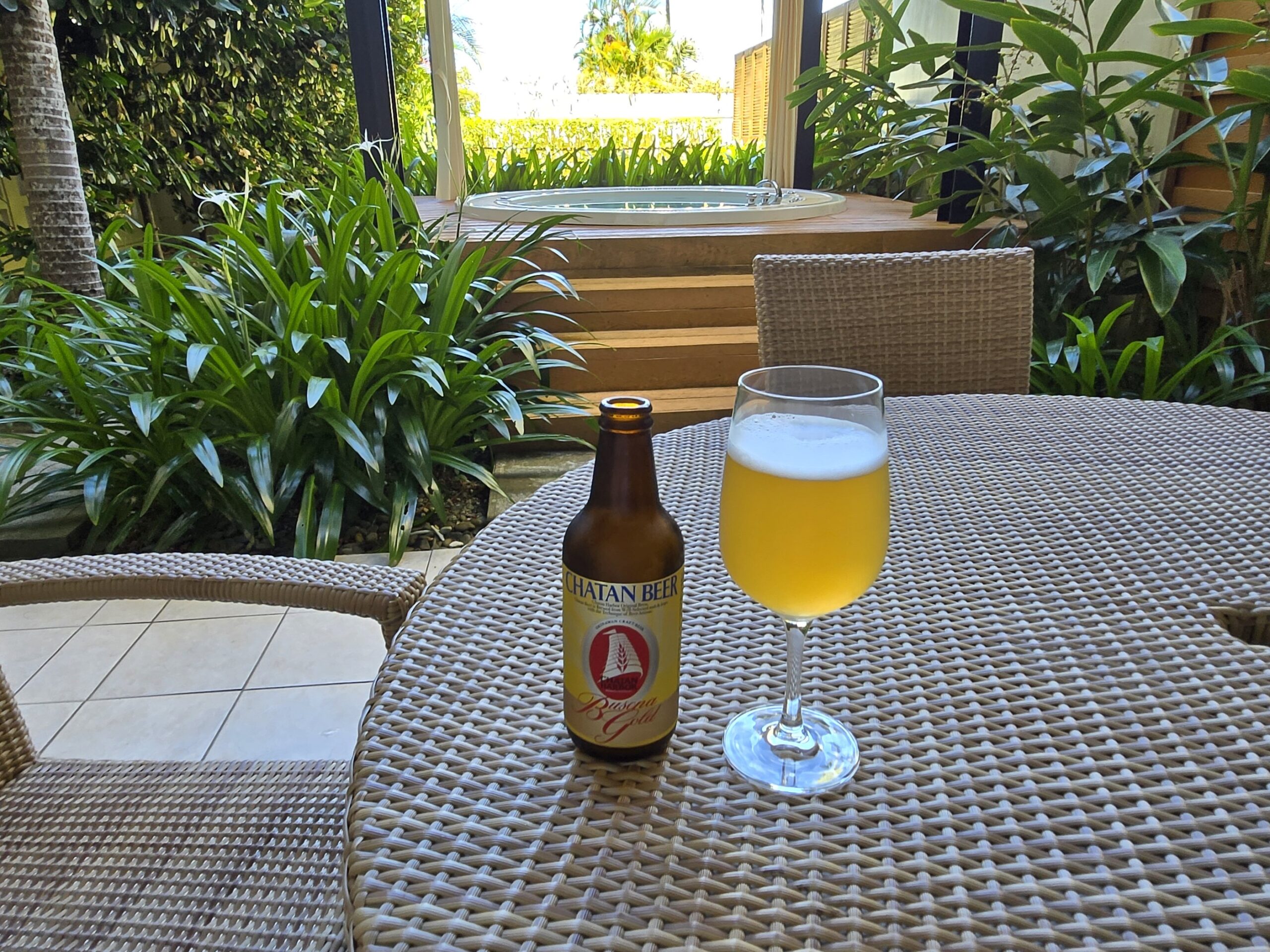 庭園とパタンビールのボトルとグラス