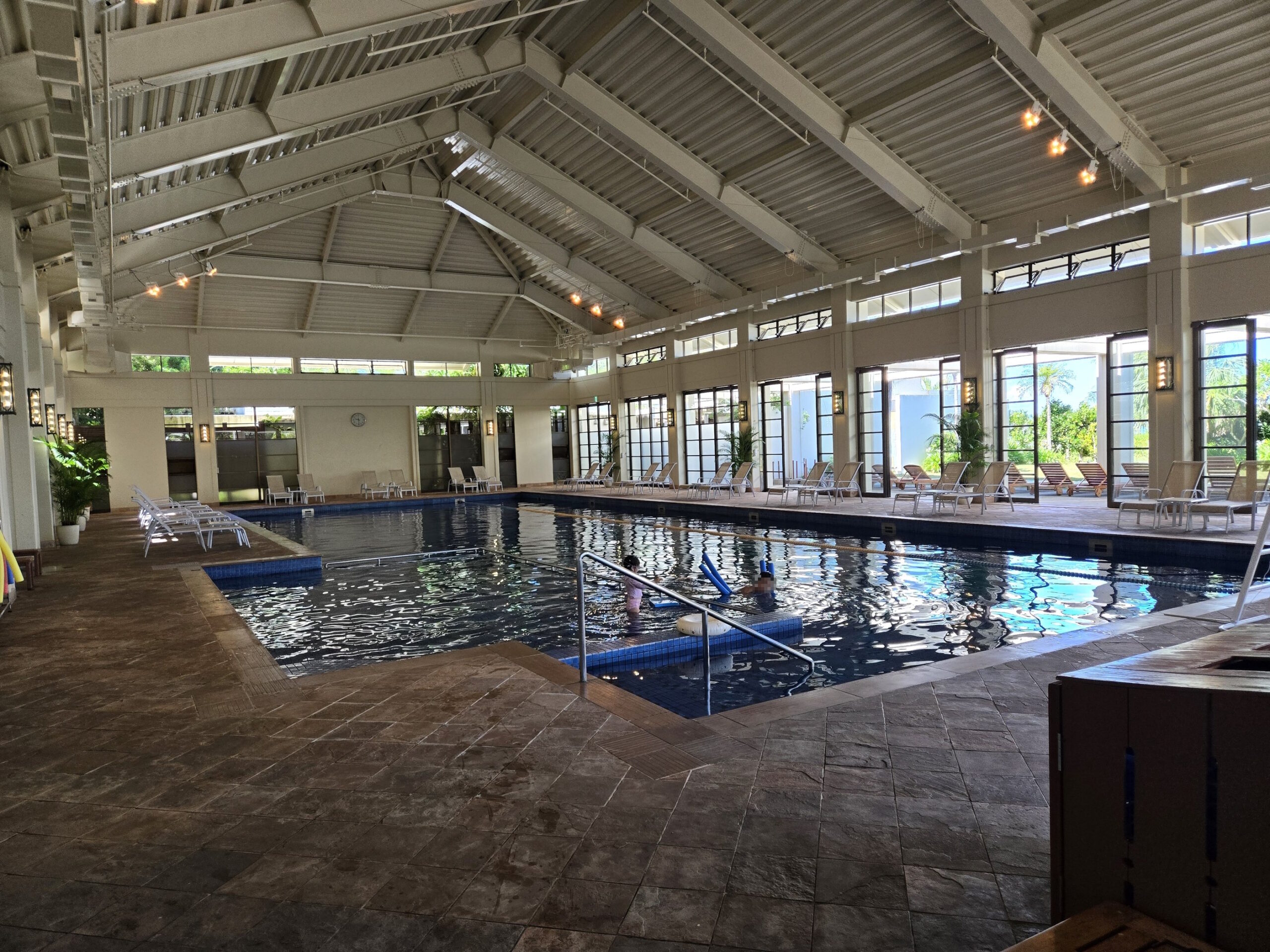 室内プール、広々、リラックス