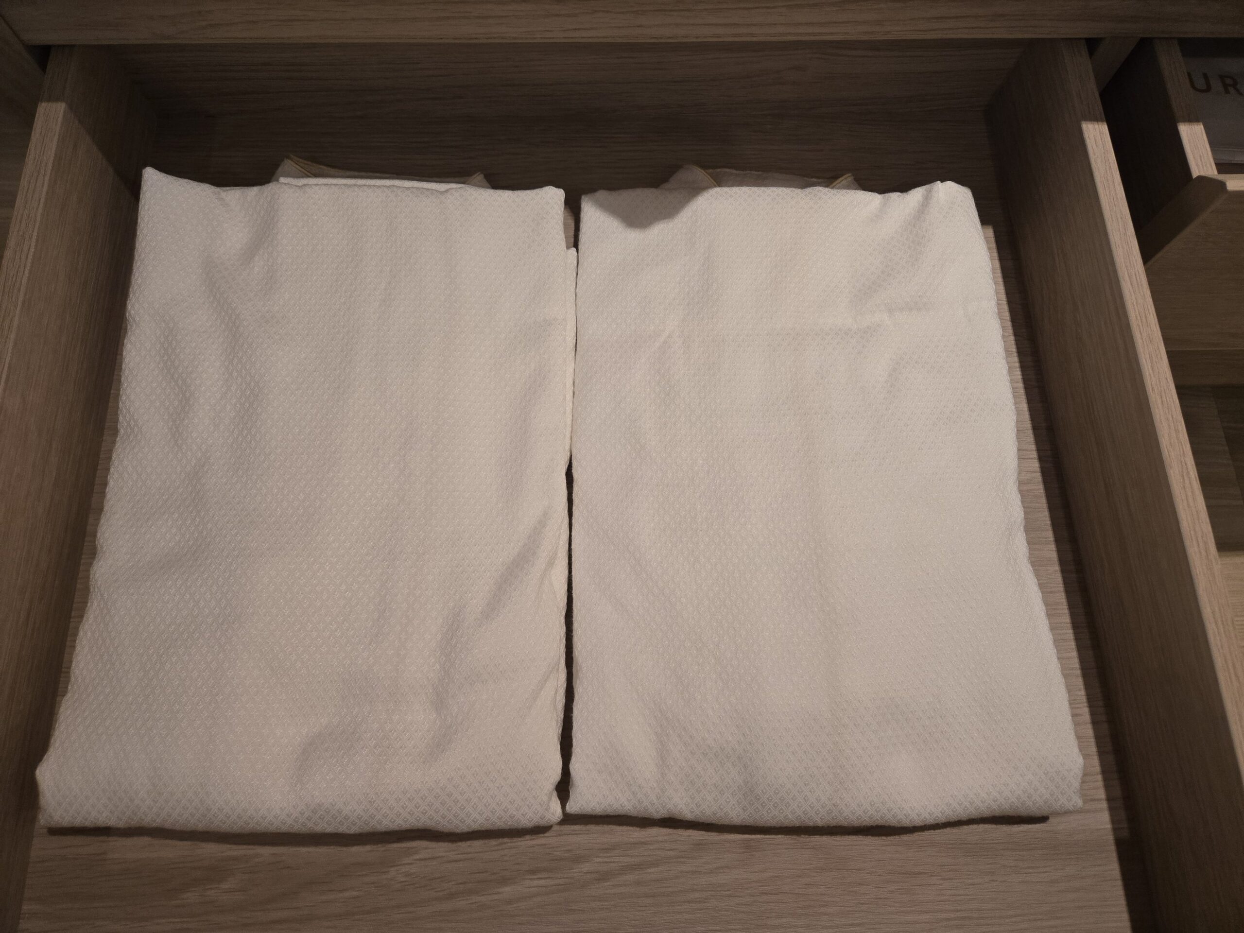 ホテルの部屋に収納されたナイトウェア