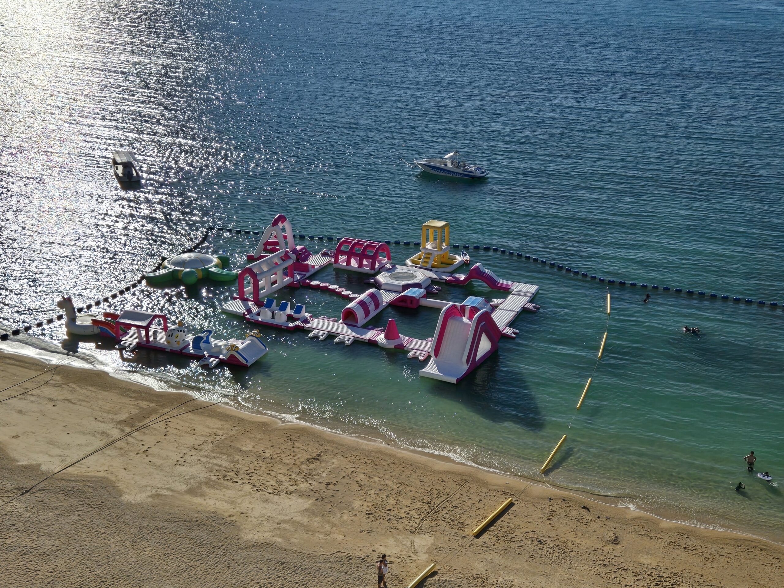 海とインフレータブル遊具、日差し