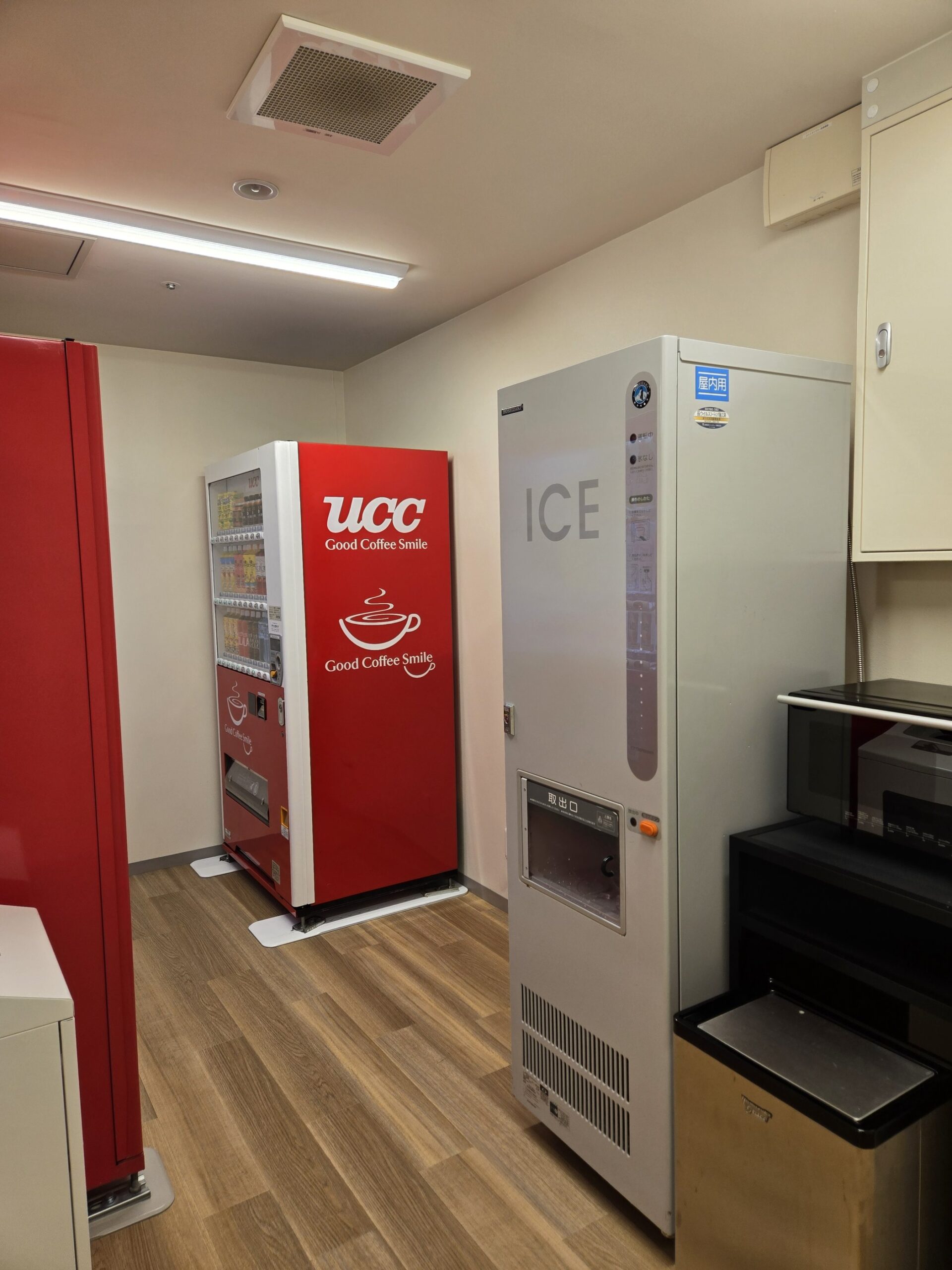 アイスディスペンサーと自動販売機、ホテル内