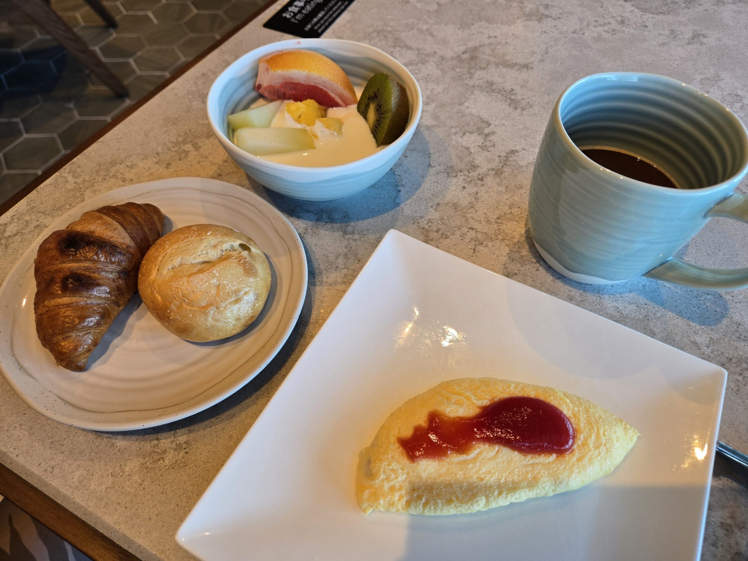 ホテル朝食オムレツとパン
