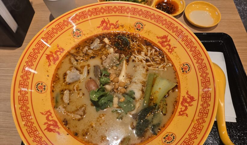 ラーメンの丼とトッピング