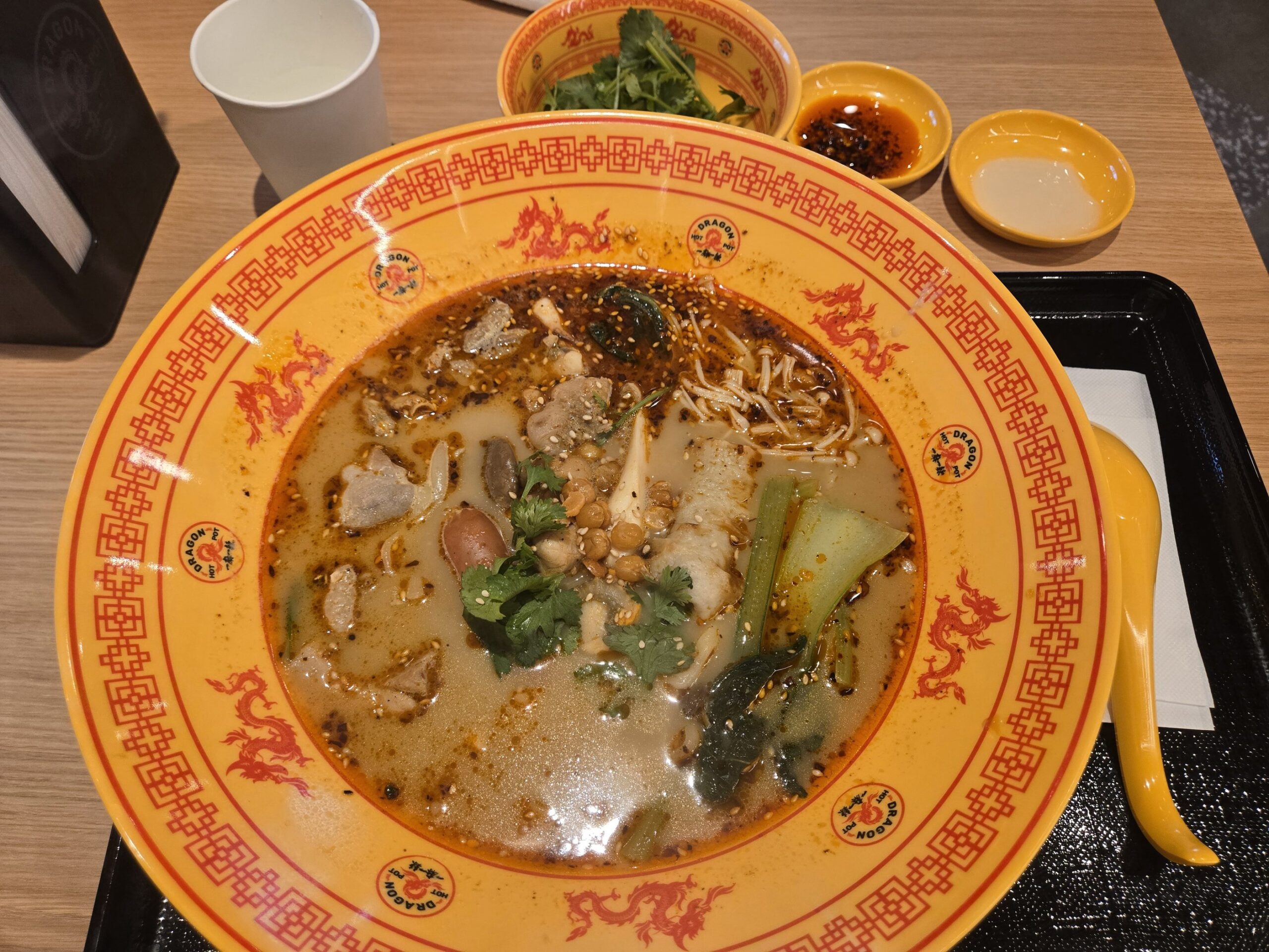 ラーメンの丼とトッピング