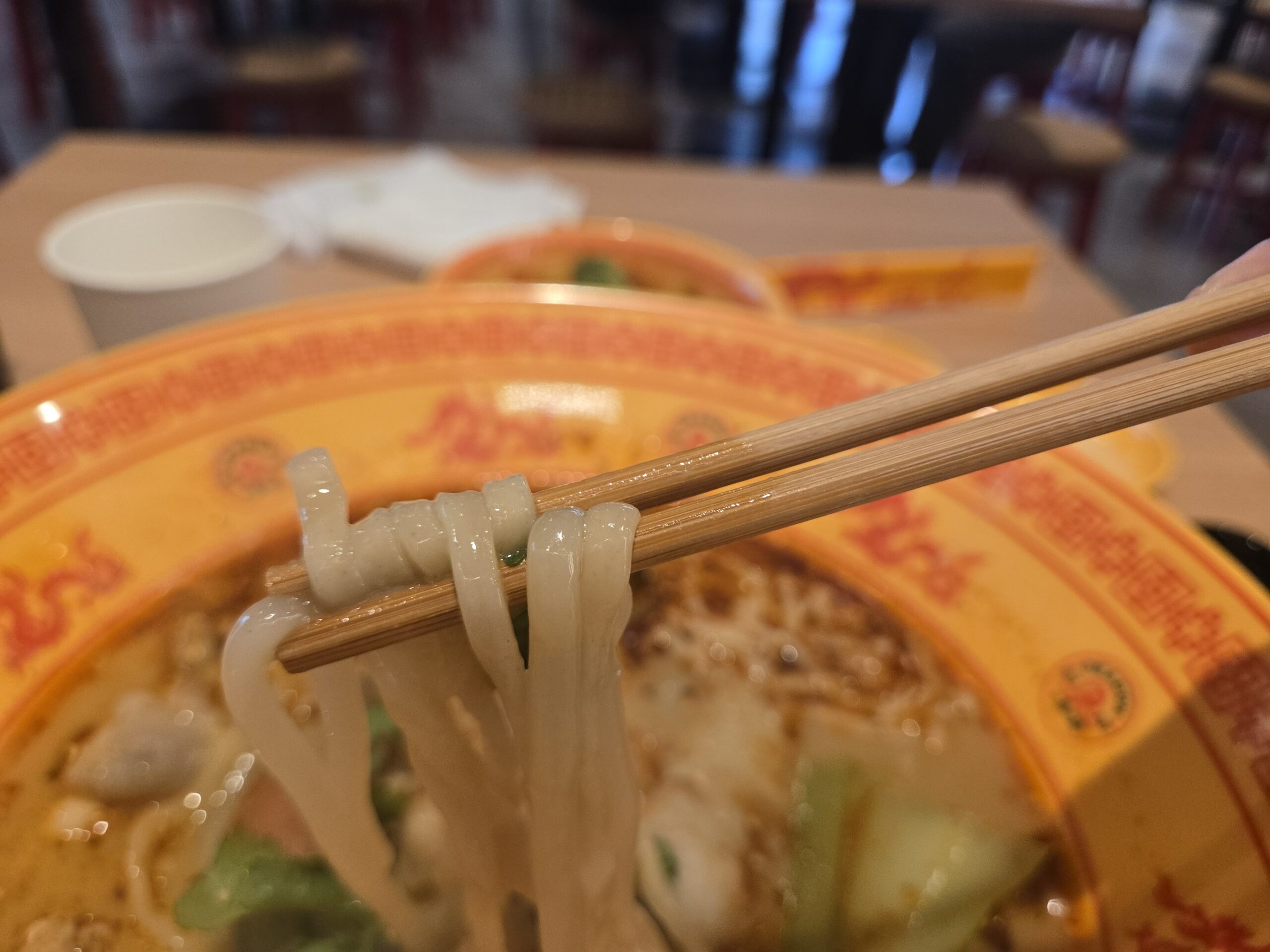 箸で麺を持ち上げる様子