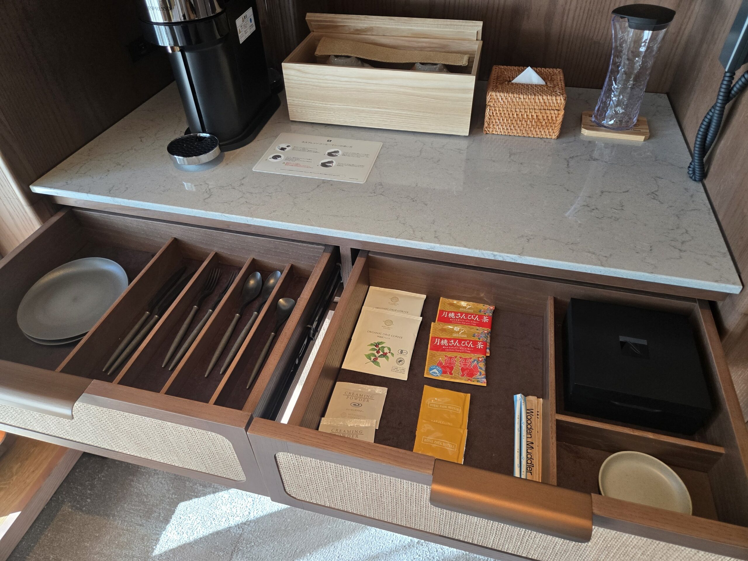ホテルの客室内、引き出しに食器やお茶セットが収納されている