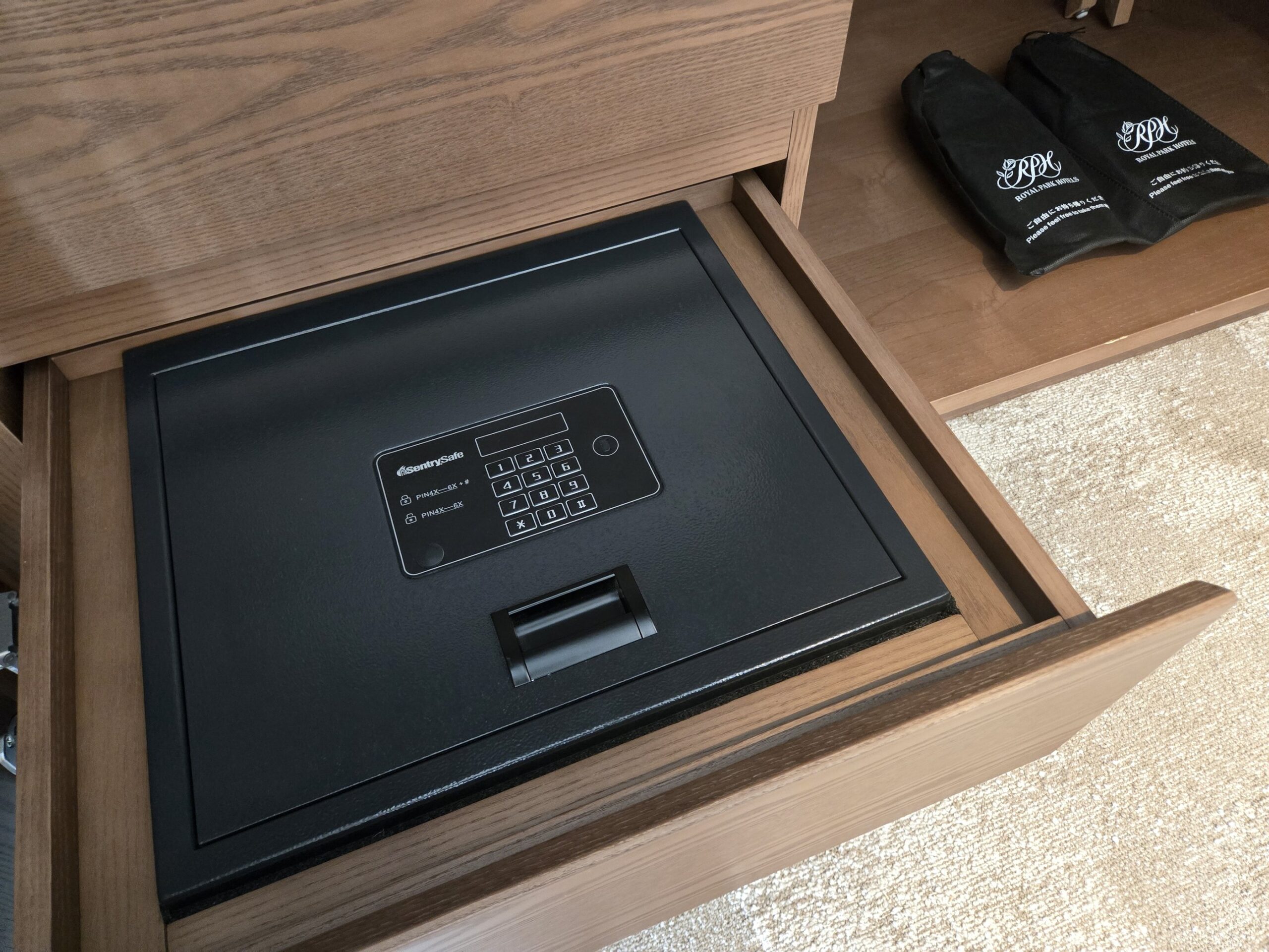 ホテルのセーフティーボックス、貴重品保管用
