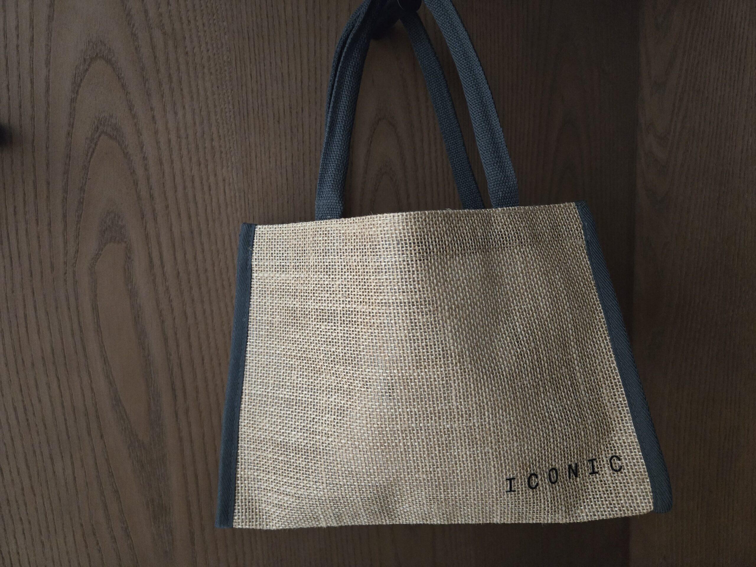 ICONICバッグが掛けられたホテルの部屋の壁