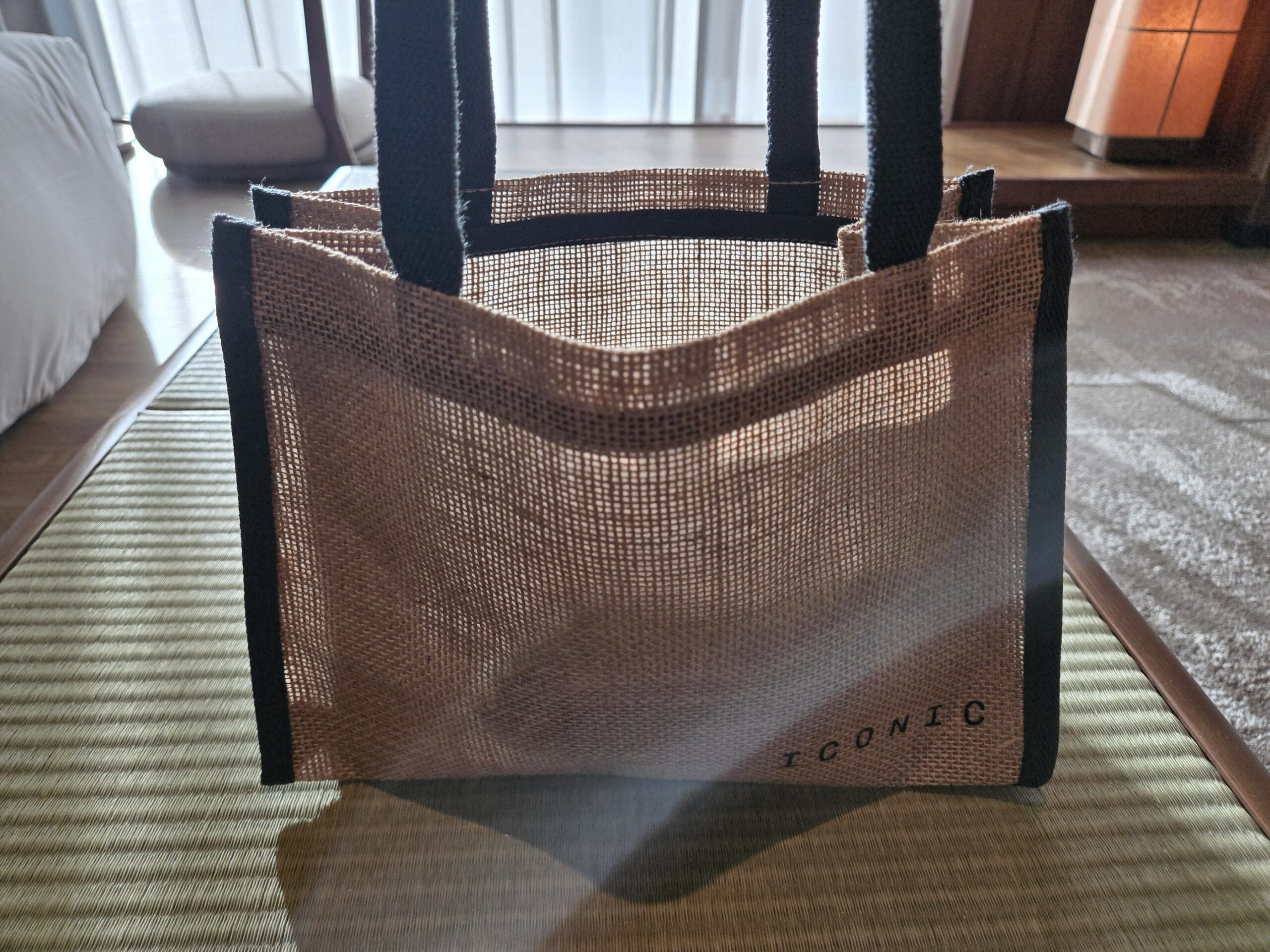 ICONICバッグが置かれたホテルの和室
