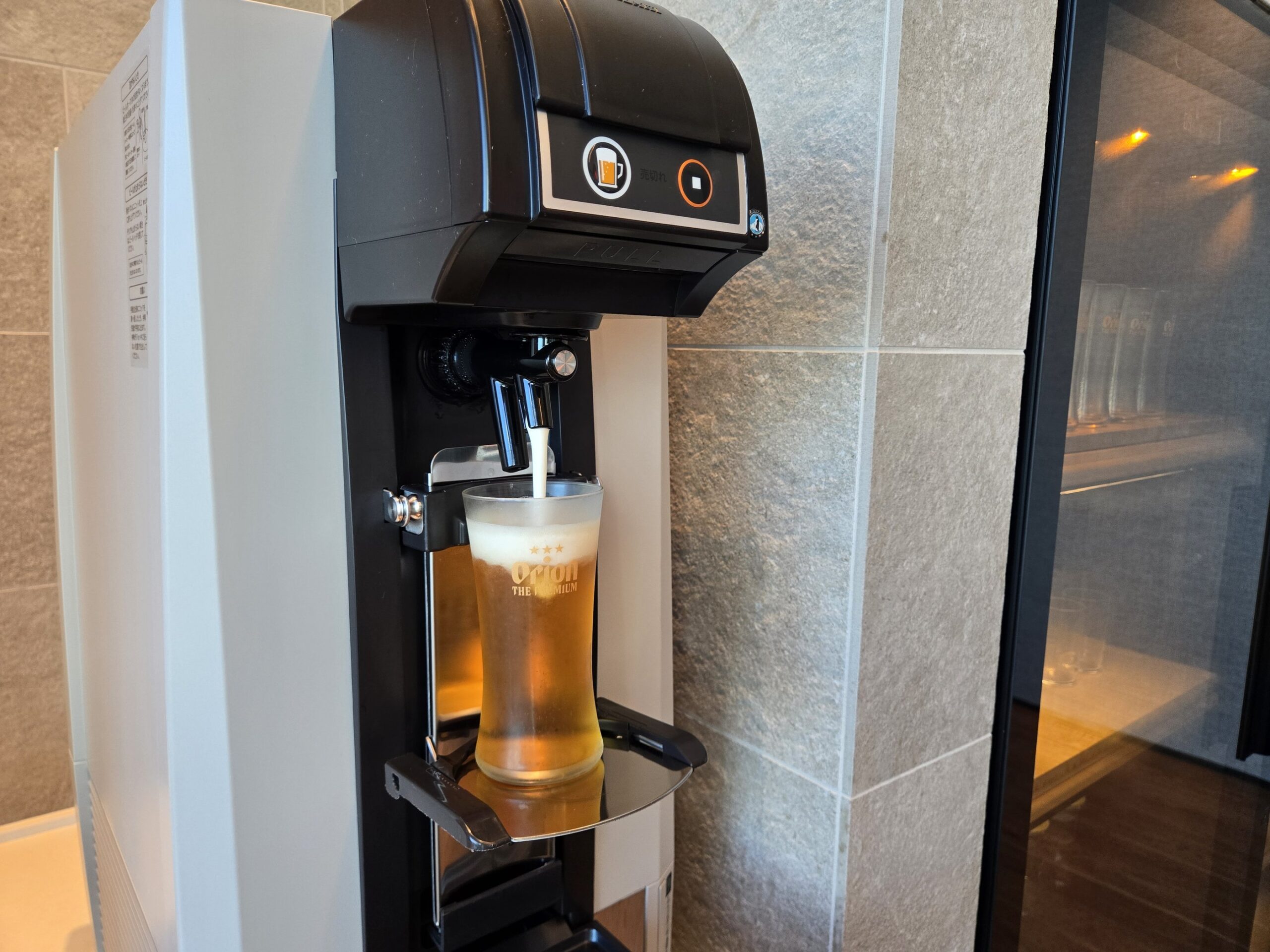セルフビールサーバーと注がれたビール