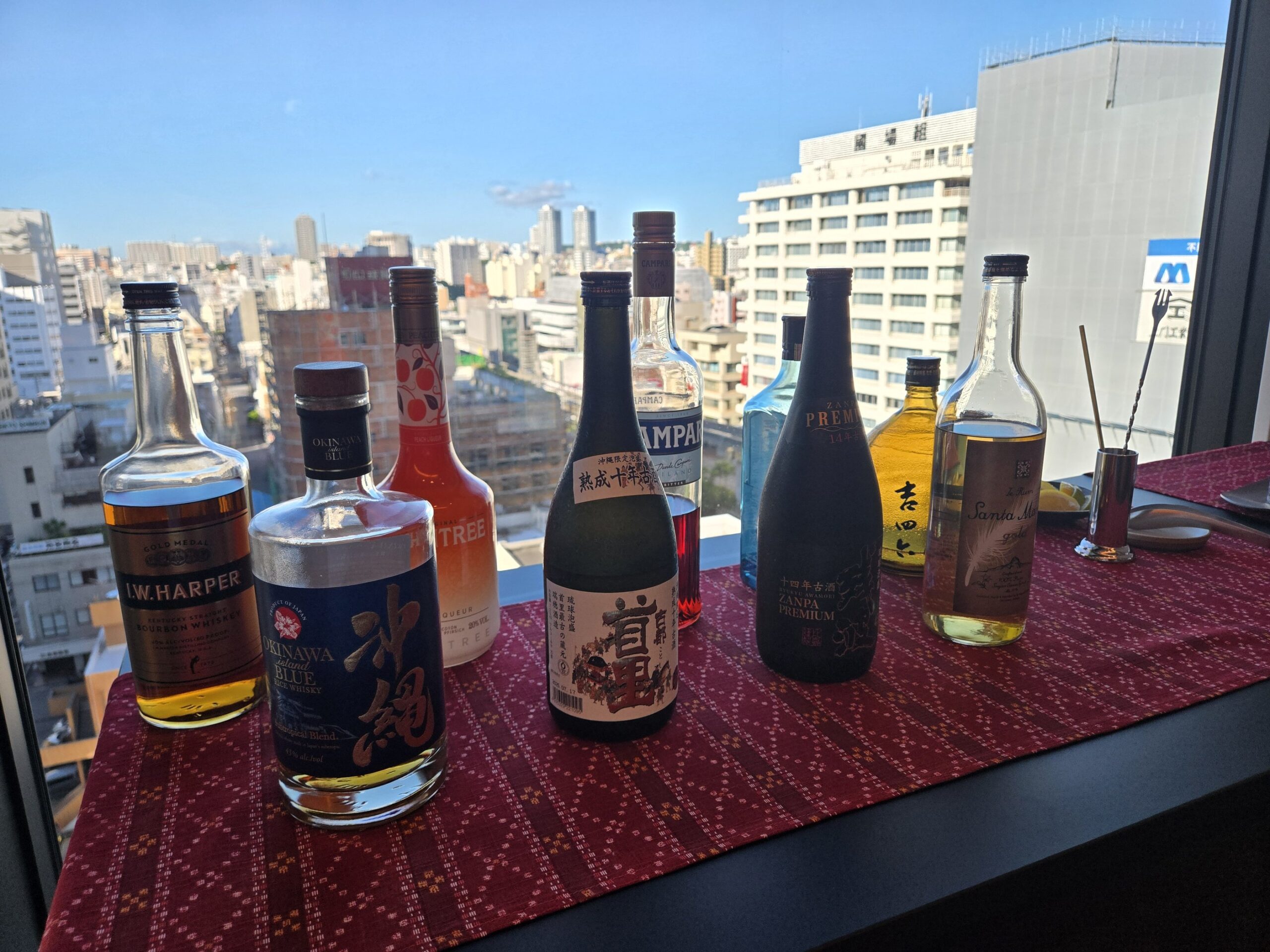 ラウンジのボトルと窓からの眺め