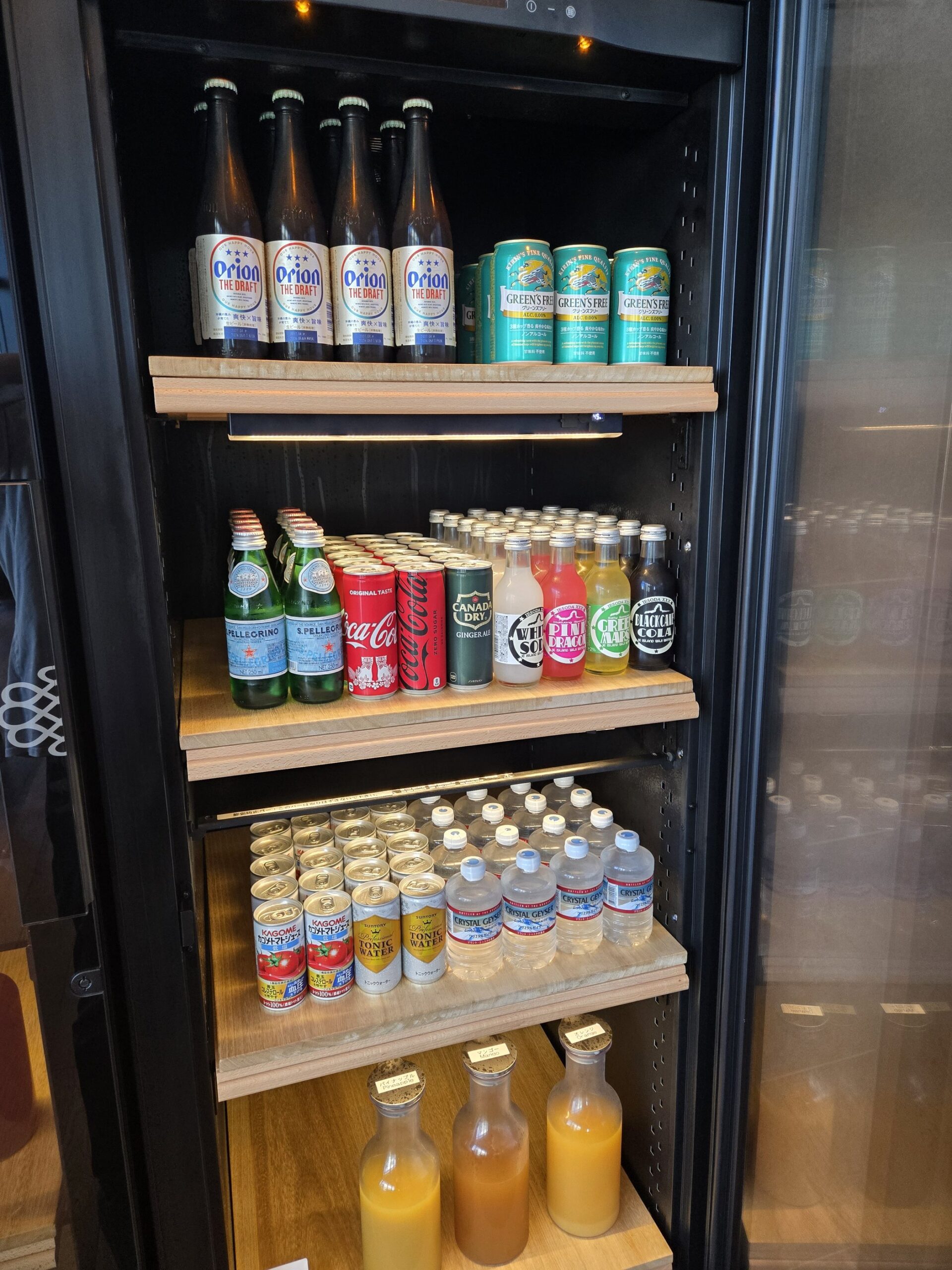 オリオンビールやジュースが並ぶ冷蔵庫