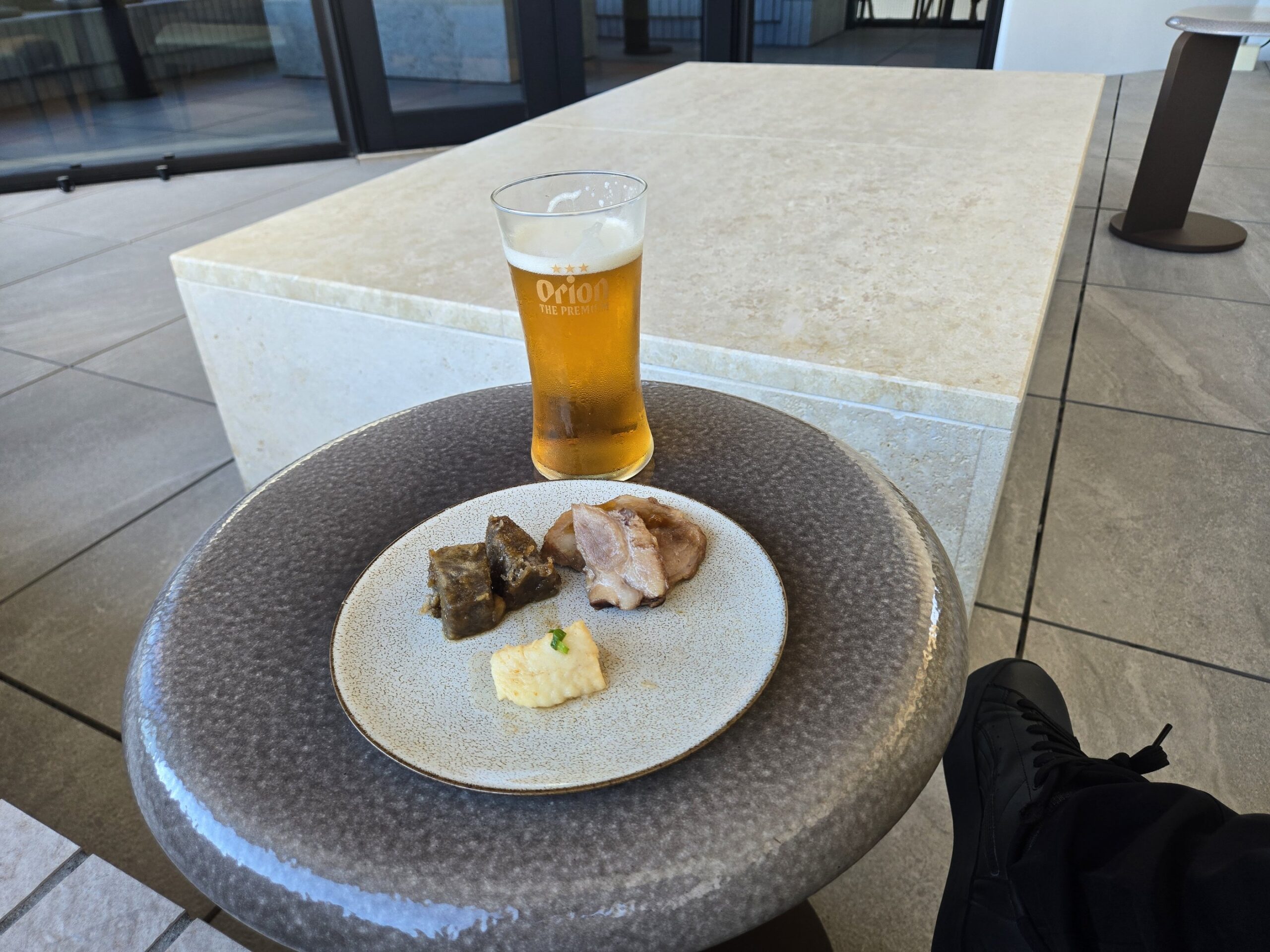 オリオンビールと軽食がテーブルに