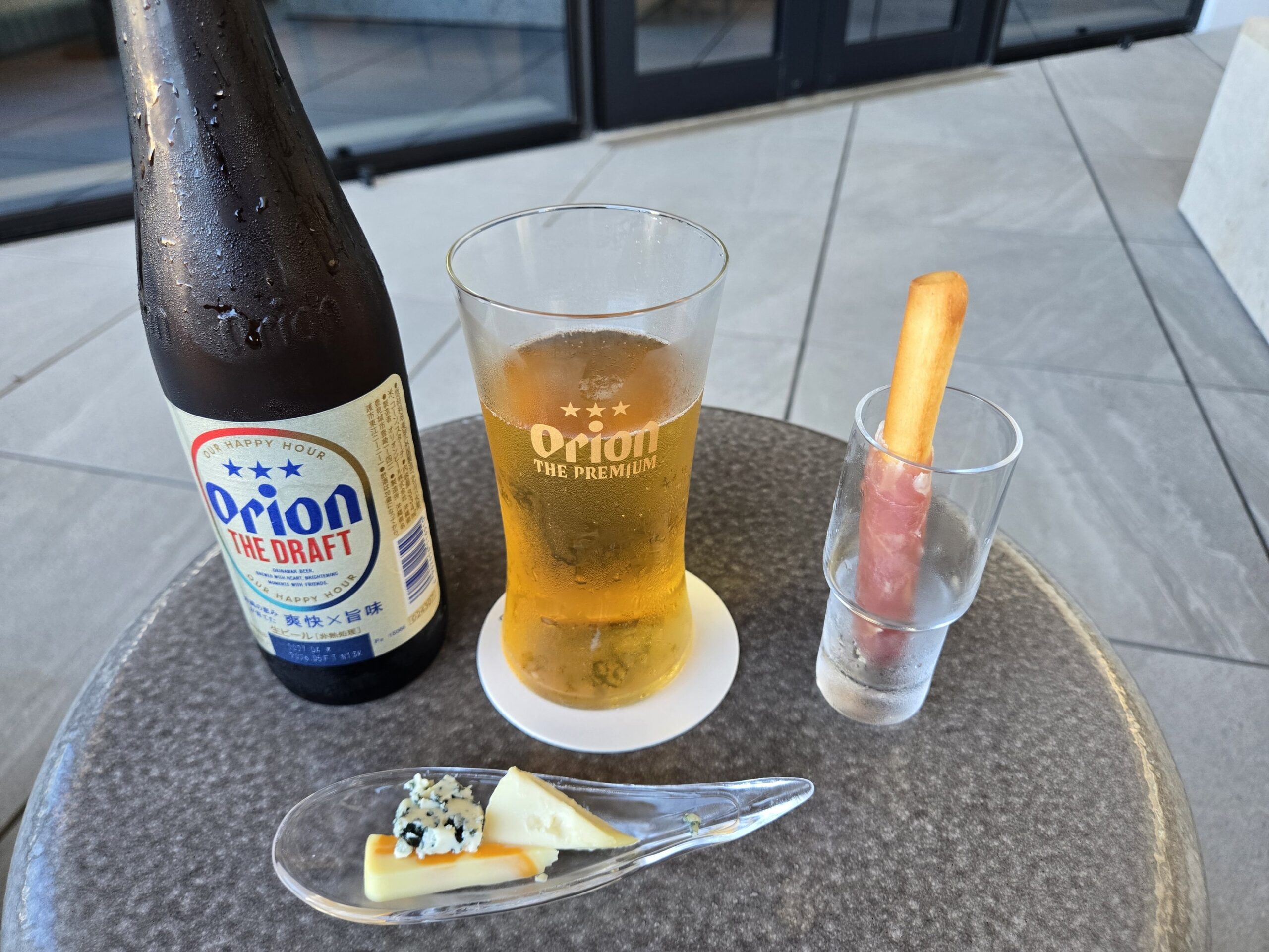 オリオンビールとおつまみ、冷えたビールグラス