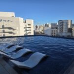 ホテル屋上のプールからの景色と街並み