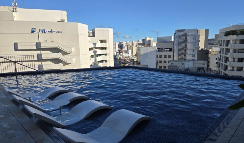 ホテル屋上のプールからの景色と街並み