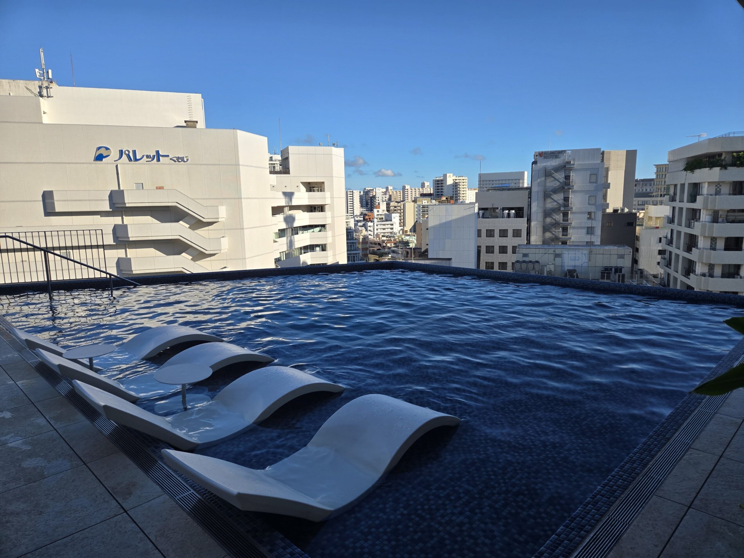 ホテル屋上のプールからの景色と街並み