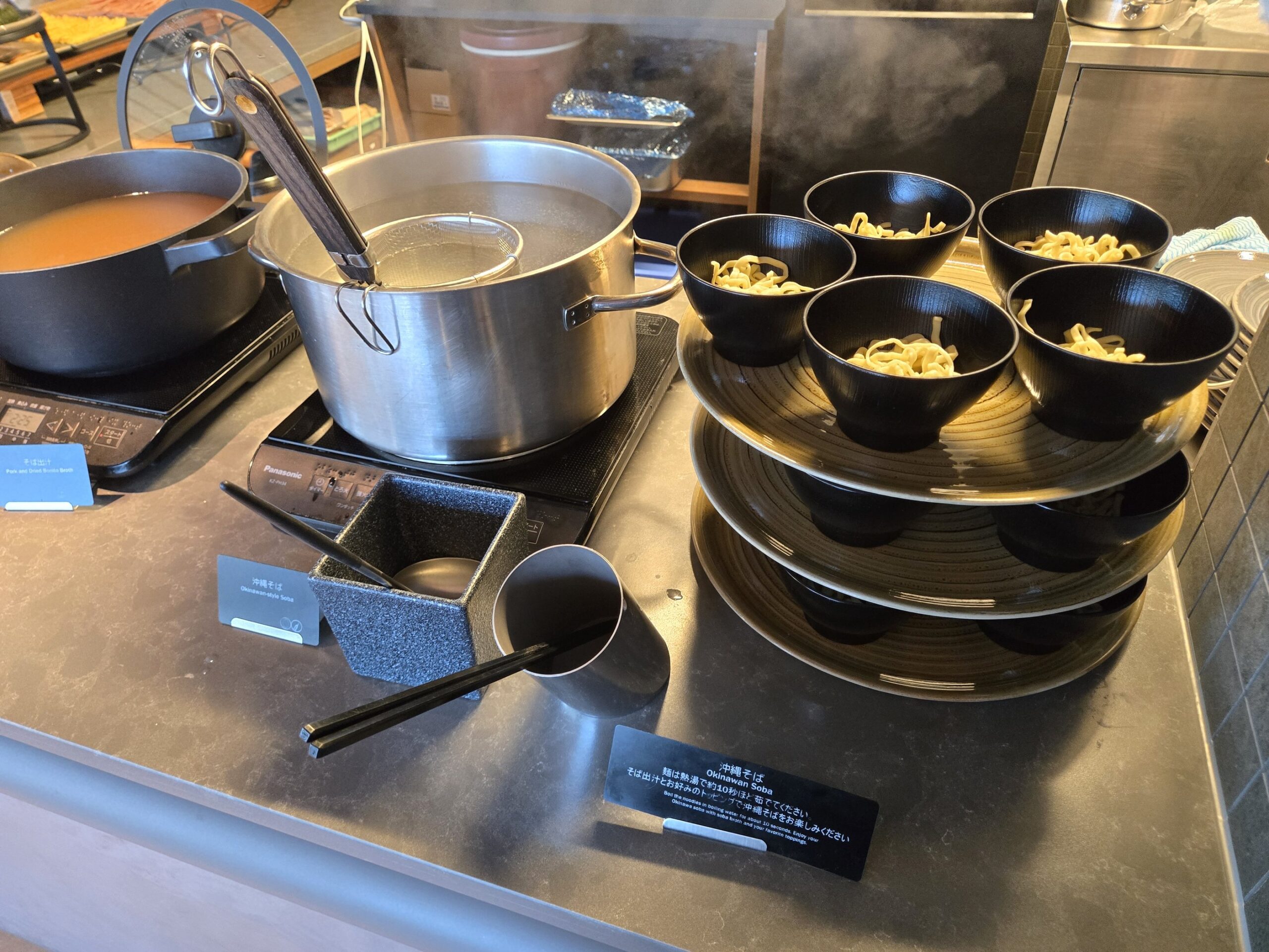 ホテル朝食うどんコーナー、スープと麺