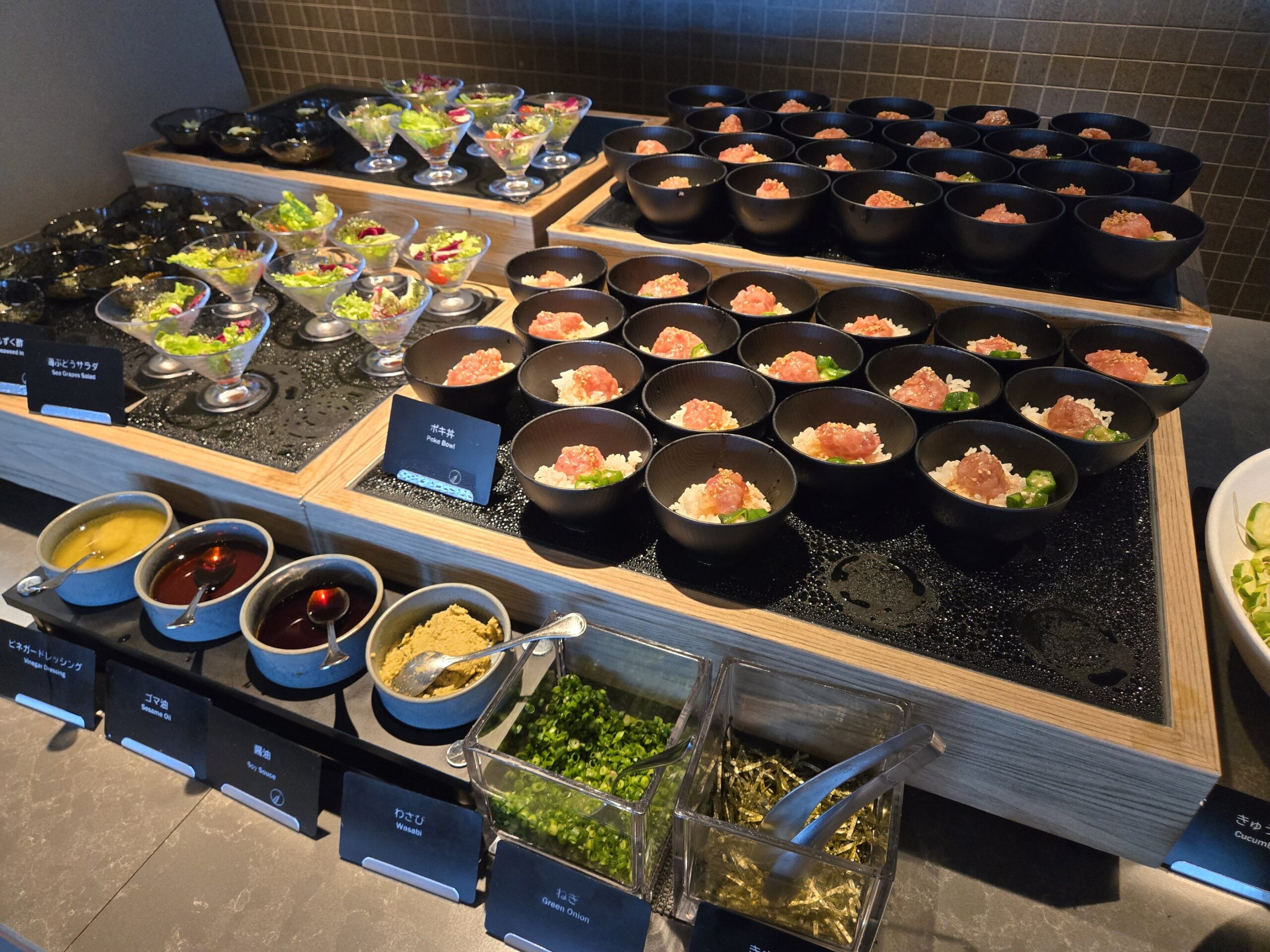 ホテル朝食、小鉢料理、サラダ、ソース