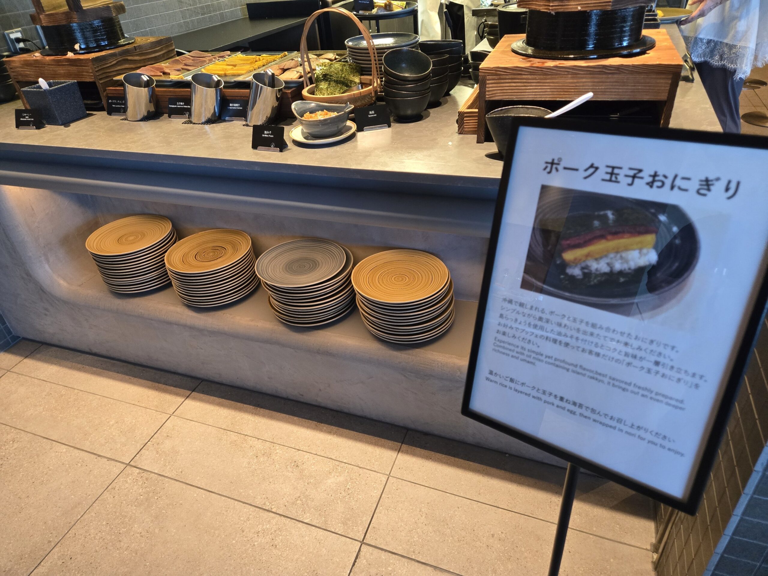 ホテル朝食で提供されるポーク玉子おにぎりとセルフサービスのプレート