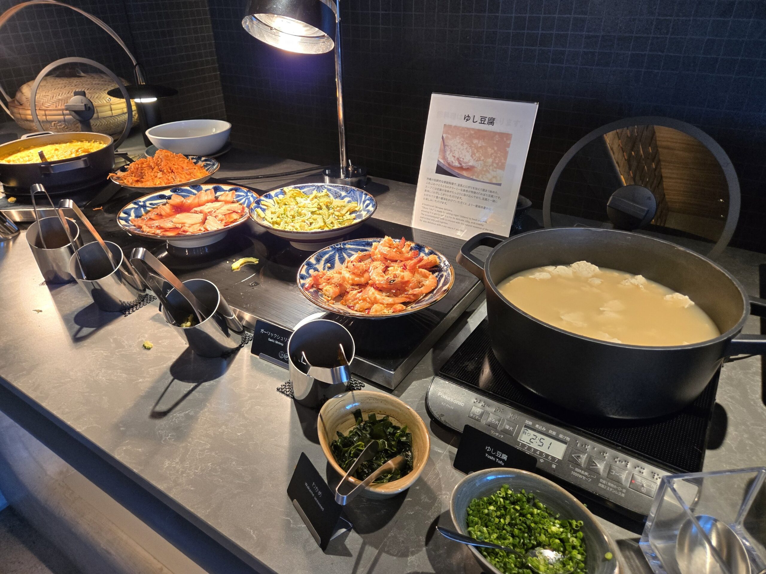 ホテル朝食ビュッフェのゆし豆腐と具材のコーナー