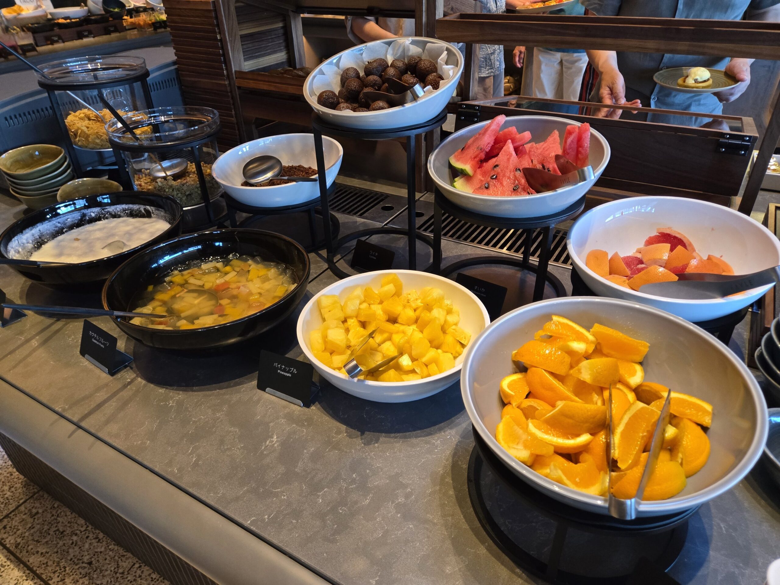 ホテル朝食ビュッフェのフルーツバーとカットフルーツ