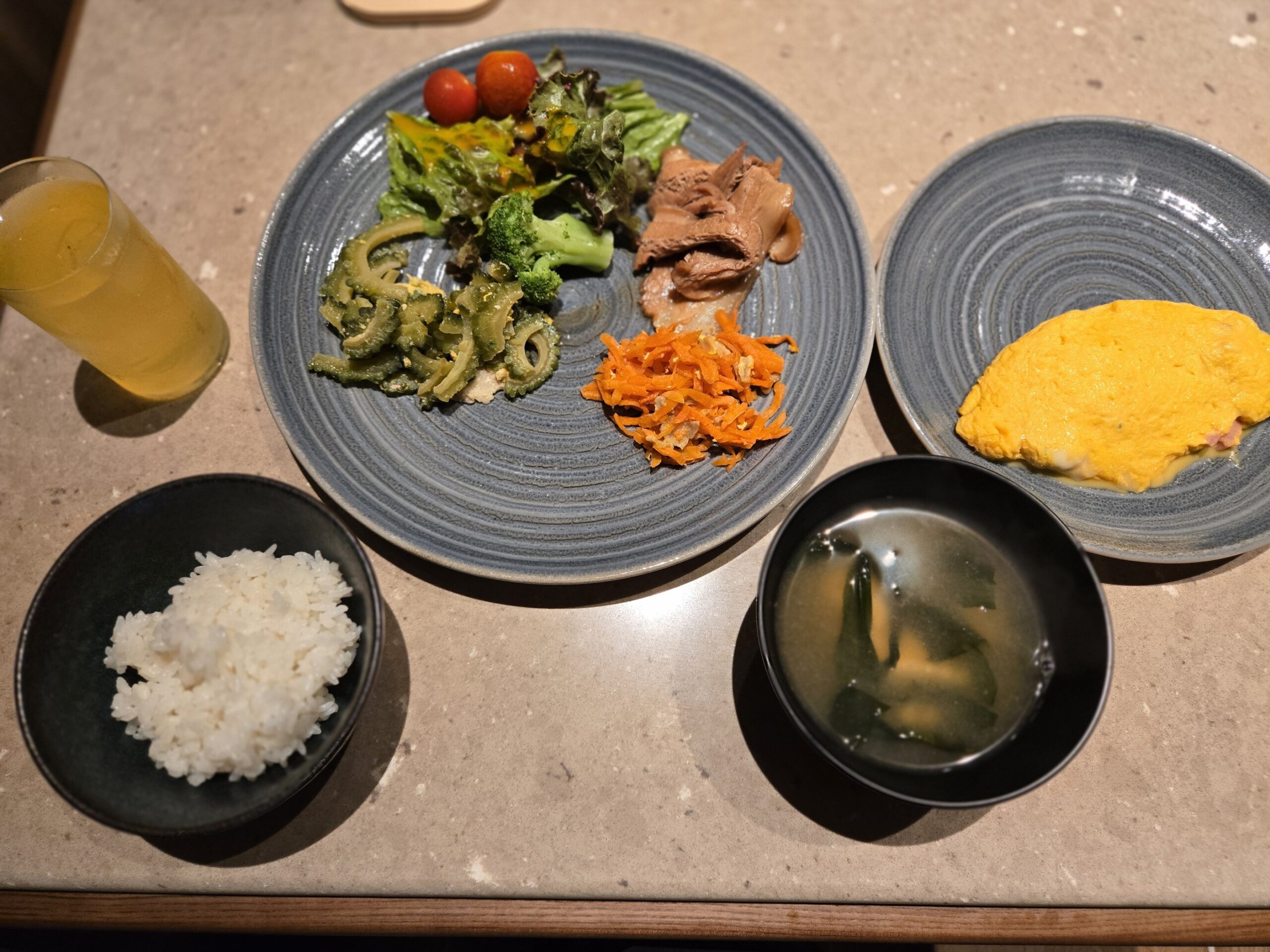 サラダとオムレツ、ご飯、味噌汁の朝食セット