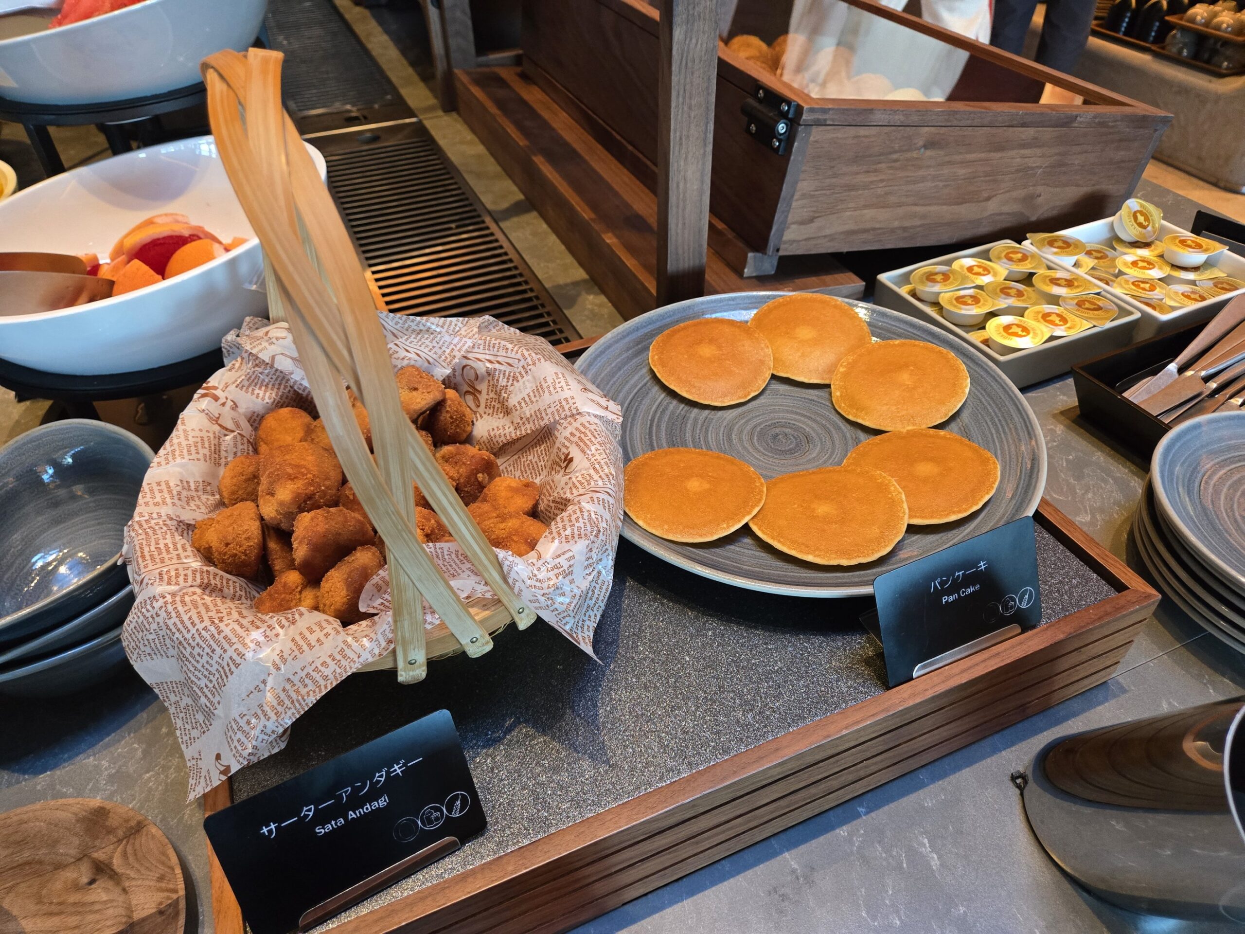 サーターアンダギーとパンケーキが並ぶビュッフェ
