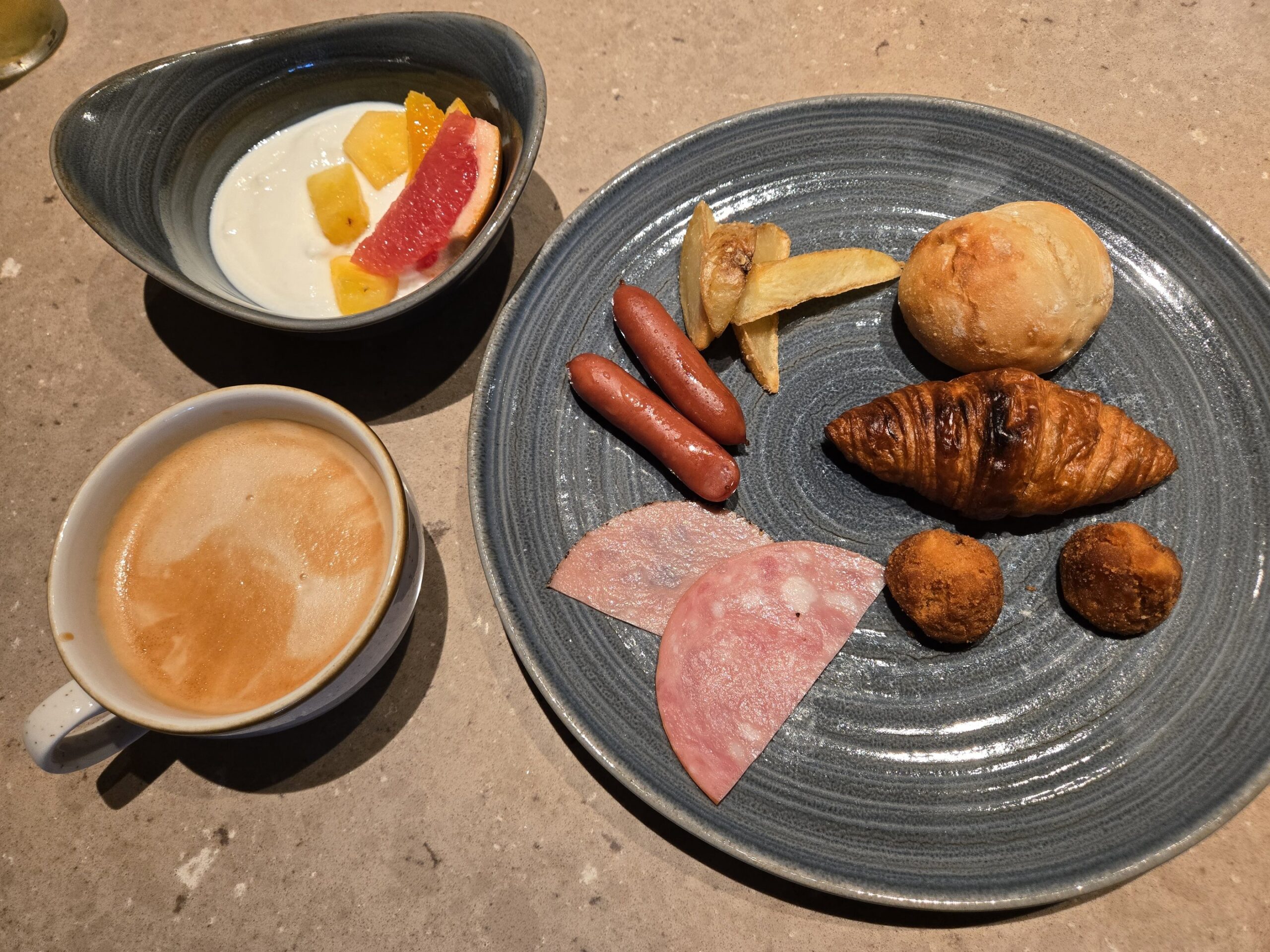 朝食プレートとコーヒー、ヨーグルト