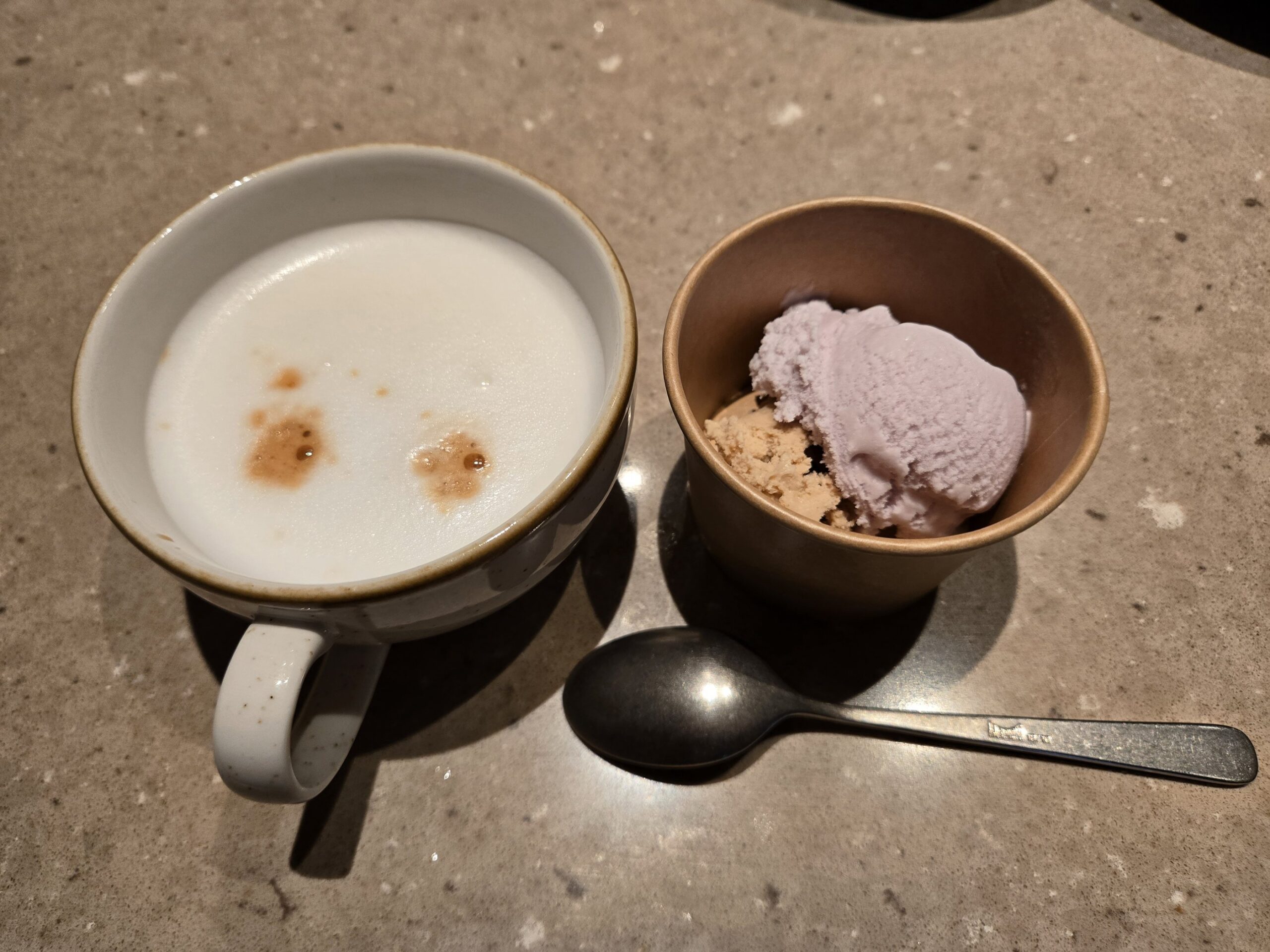 カフェラテとアイスクリームのデザート