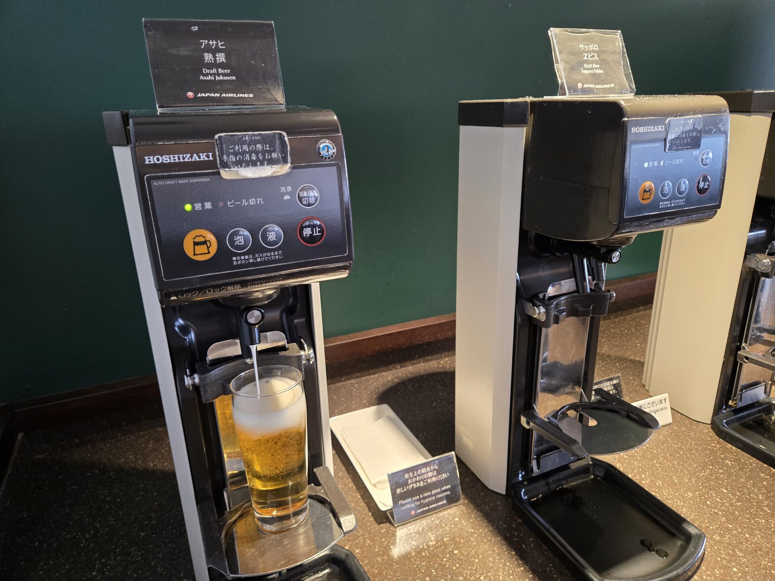 ラウンジのセルフサービスビールはアサヒ熟撰