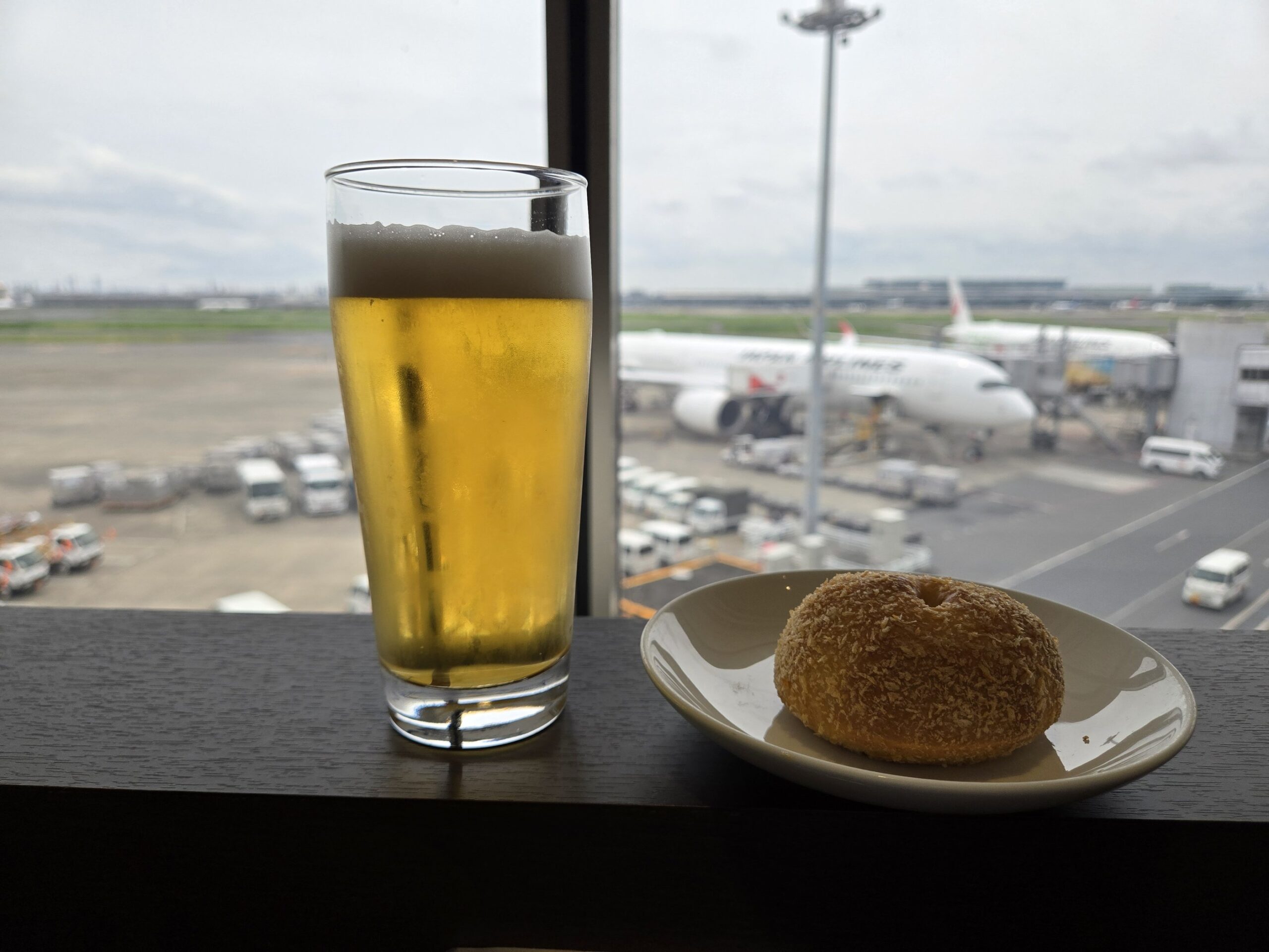 ビールとカレーパン、背景にはエアバス350
