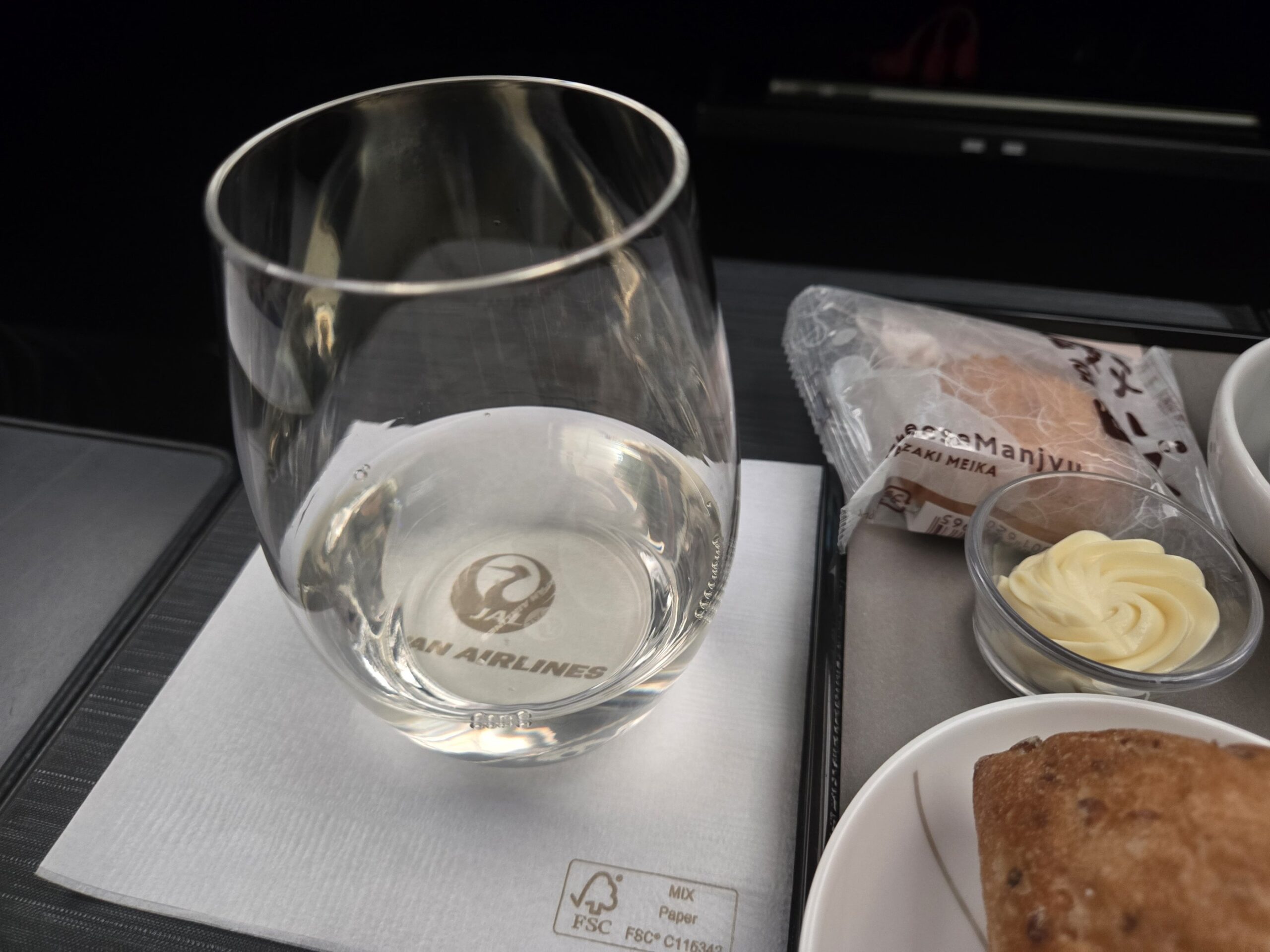 機内のグラスに注がれた日本酒松竹梅純米大吟醸
