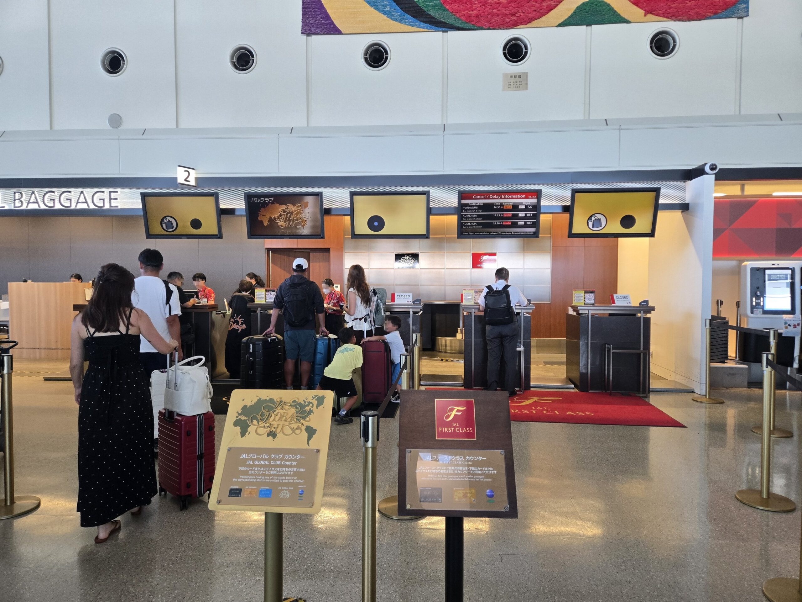 那覇空港JALチェックインカウンター風景