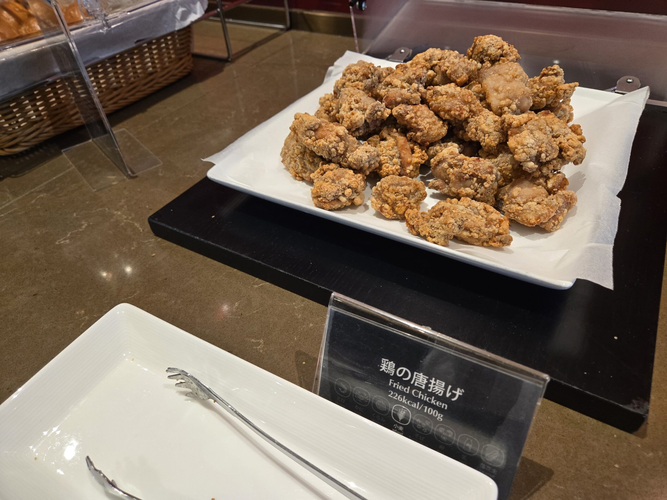 トレイに盛られた鶏の唐揚げ