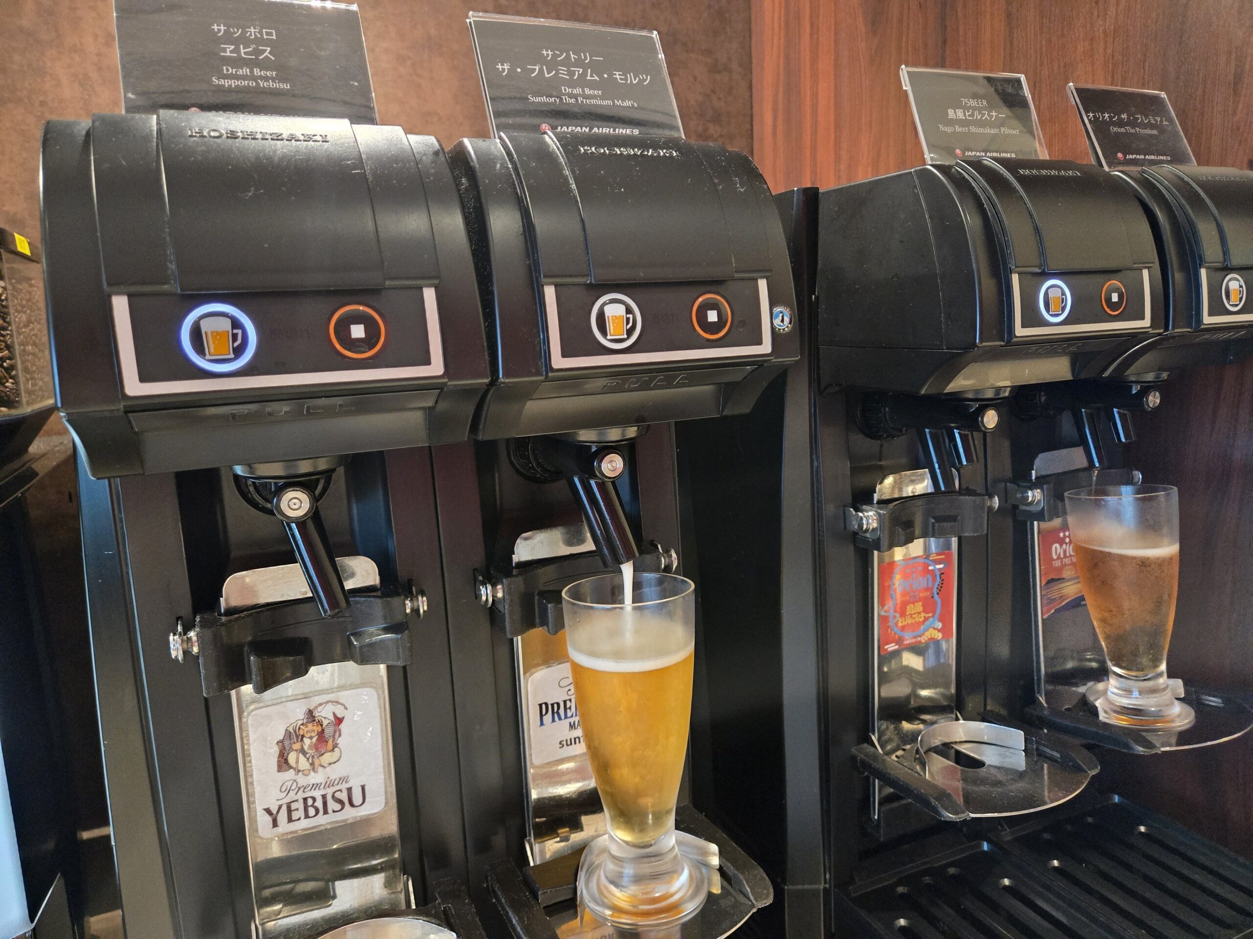自動ビールサーバーとグラスが並んでいるラウンジ内ビュー